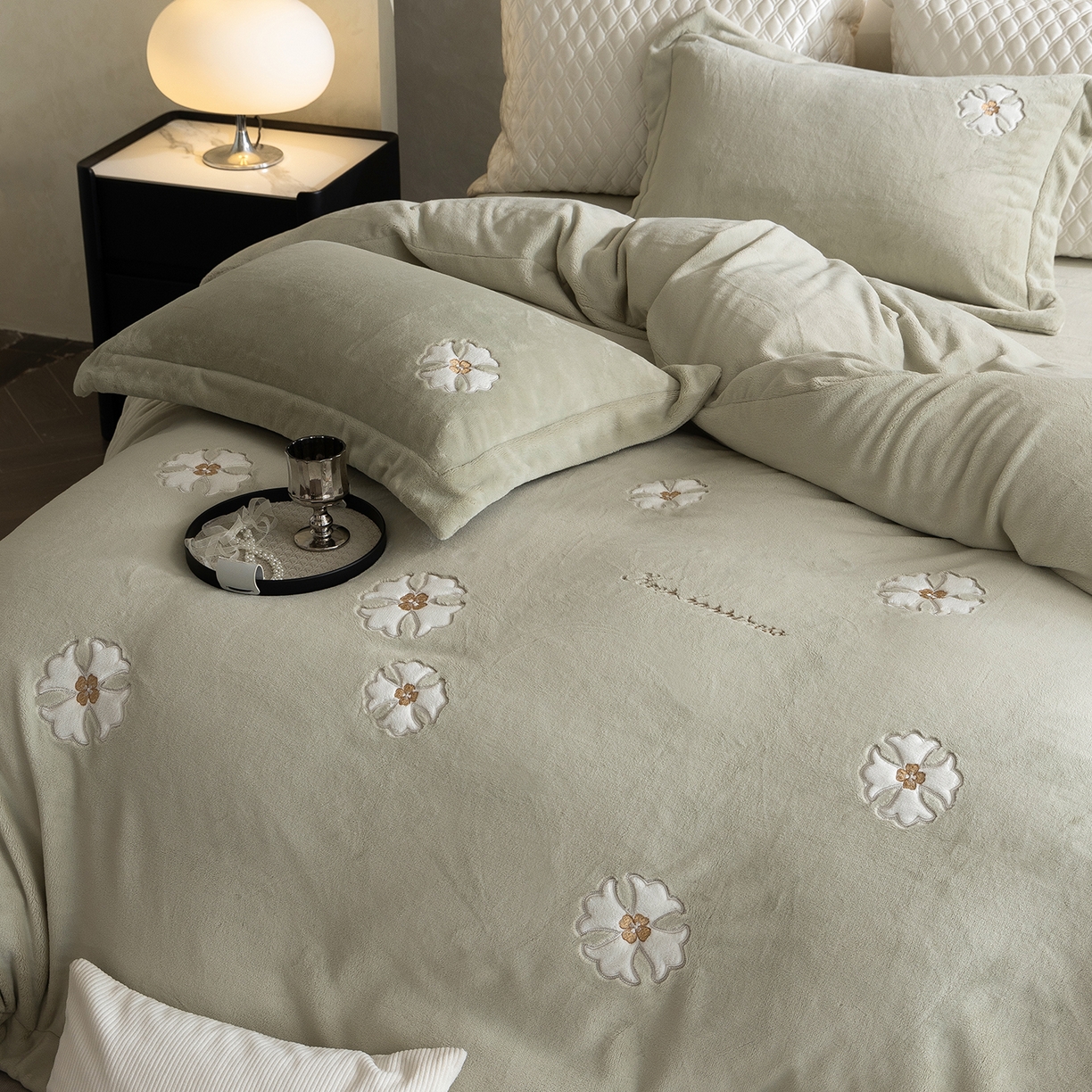 91家纺网 家纺一手货源 找家纺 涞澳家纺 2025新款牛奶绒绣花四件套（利威亚&心熠欢眠） 心熠欢眠-绿