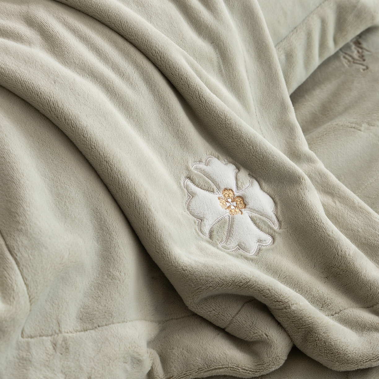 91家纺网 家纺一手货源 找家纺 涞澳家纺 2025新款牛奶绒绣花四件套（利威亚&心熠欢眠） 心熠欢眠-绿