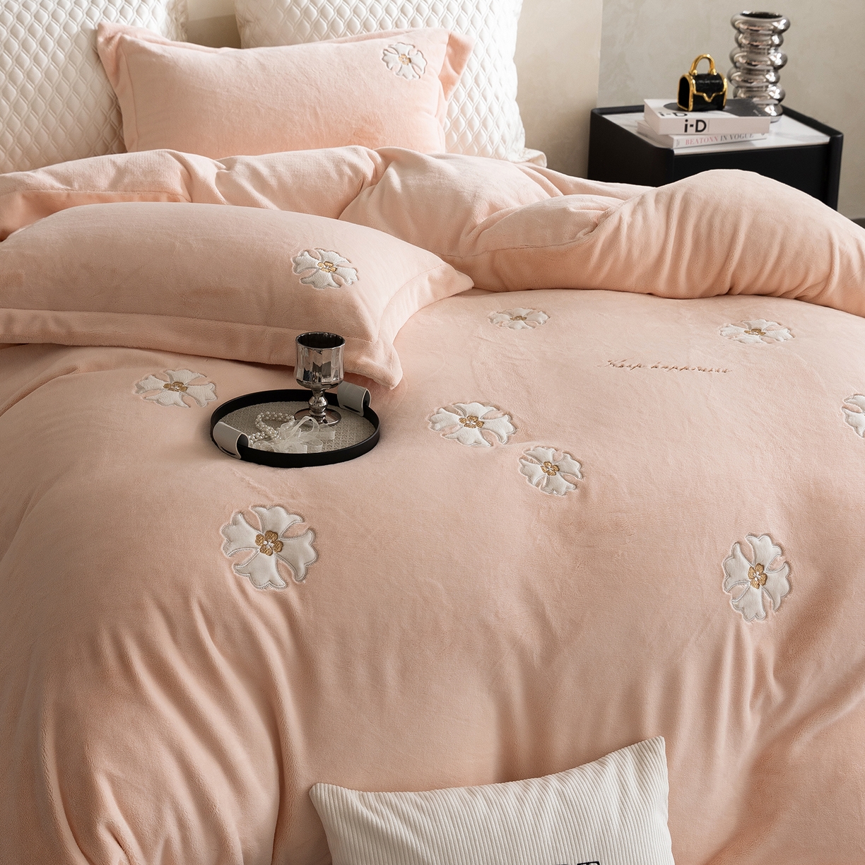 91家纺网 家纺一手货源 找家纺 涞澳家纺 2025新款牛奶绒绣花四件套（利威亚&心熠欢眠） 心熠欢眠-玉粉