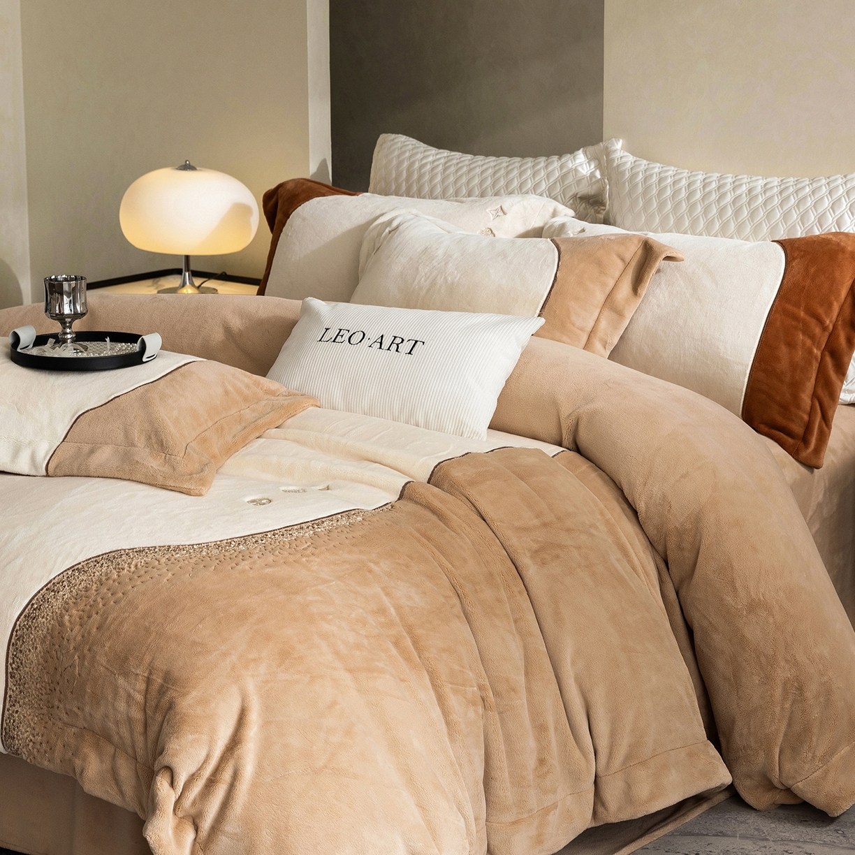 91家纺网 家纺一手货源 找家纺 涞澳家纺 2025新款牛奶绒绣花四件套（利威亚&心熠欢眠） 利威亚-卡其