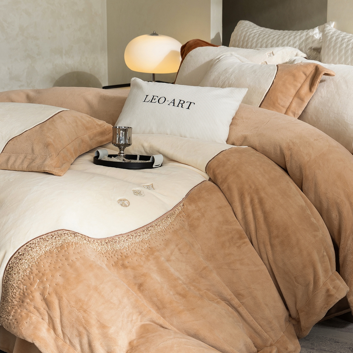 91家纺网 家纺一手货源 找家纺 涞澳家纺 2025新款牛奶绒绣花四件套（利威亚&心熠欢眠） 利威亚-卡其