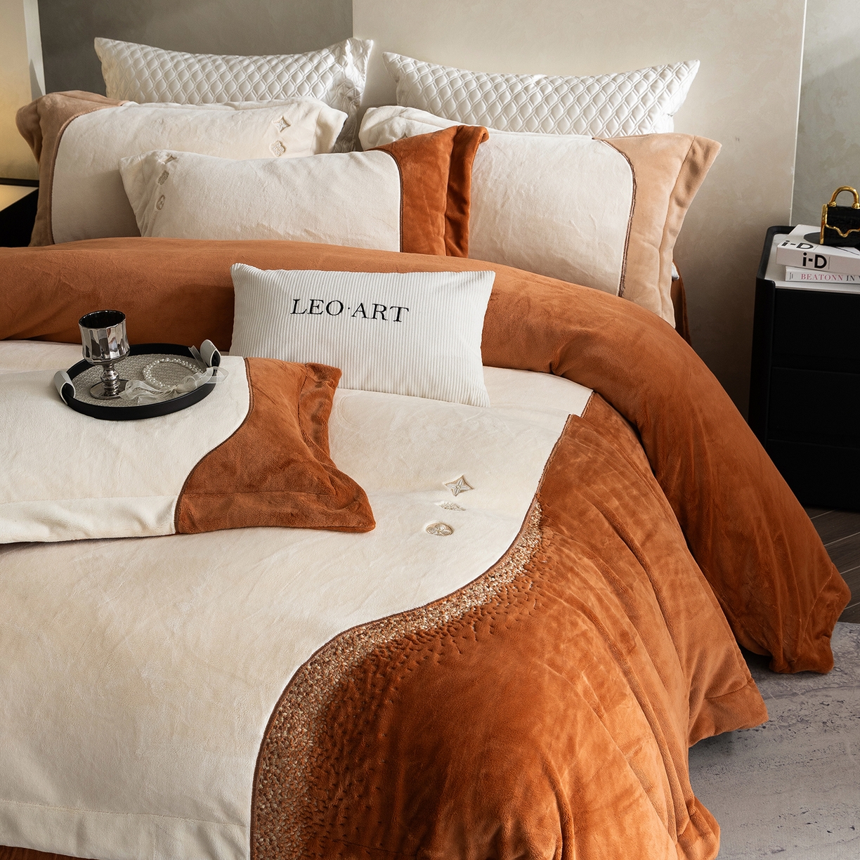 91家纺网 家纺一手货源 找家纺 涞澳家纺 2025新款牛奶绒绣花四件套（利威亚&心熠欢眠） 利威亚-焦糖