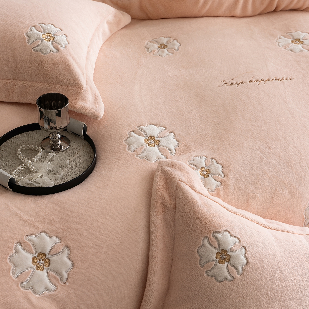 91家纺网 家纺一手货源 找家纺 涞澳家纺 2025新款牛奶绒绣花四件套（利威亚&心熠欢眠） 心熠欢眠-玉粉