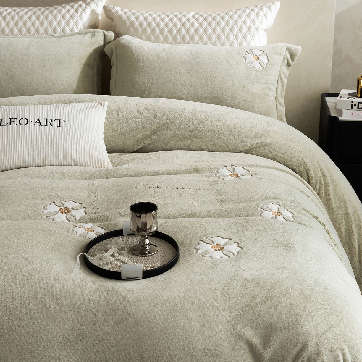 91家纺网 家纺一手货源 找家纺 涞澳家纺 2025新款牛奶绒绣花四件套（利威亚&心熠欢眠） 心熠欢眠-绿