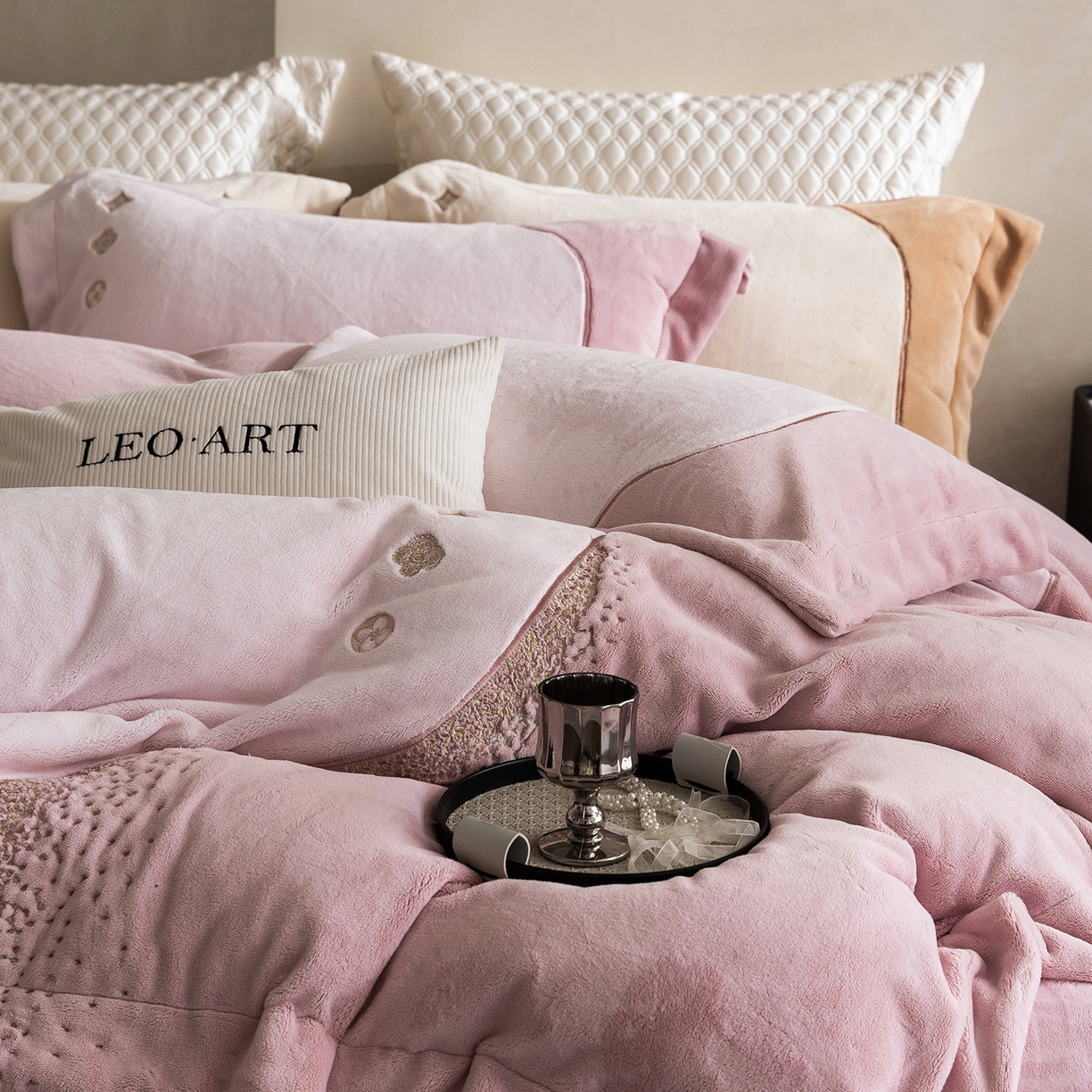 91家纺网 家纺一手货源 找家纺 涞澳家纺 2025新款牛奶绒绣花四件套（利威亚&心熠欢眠） 利威亚-粉紫