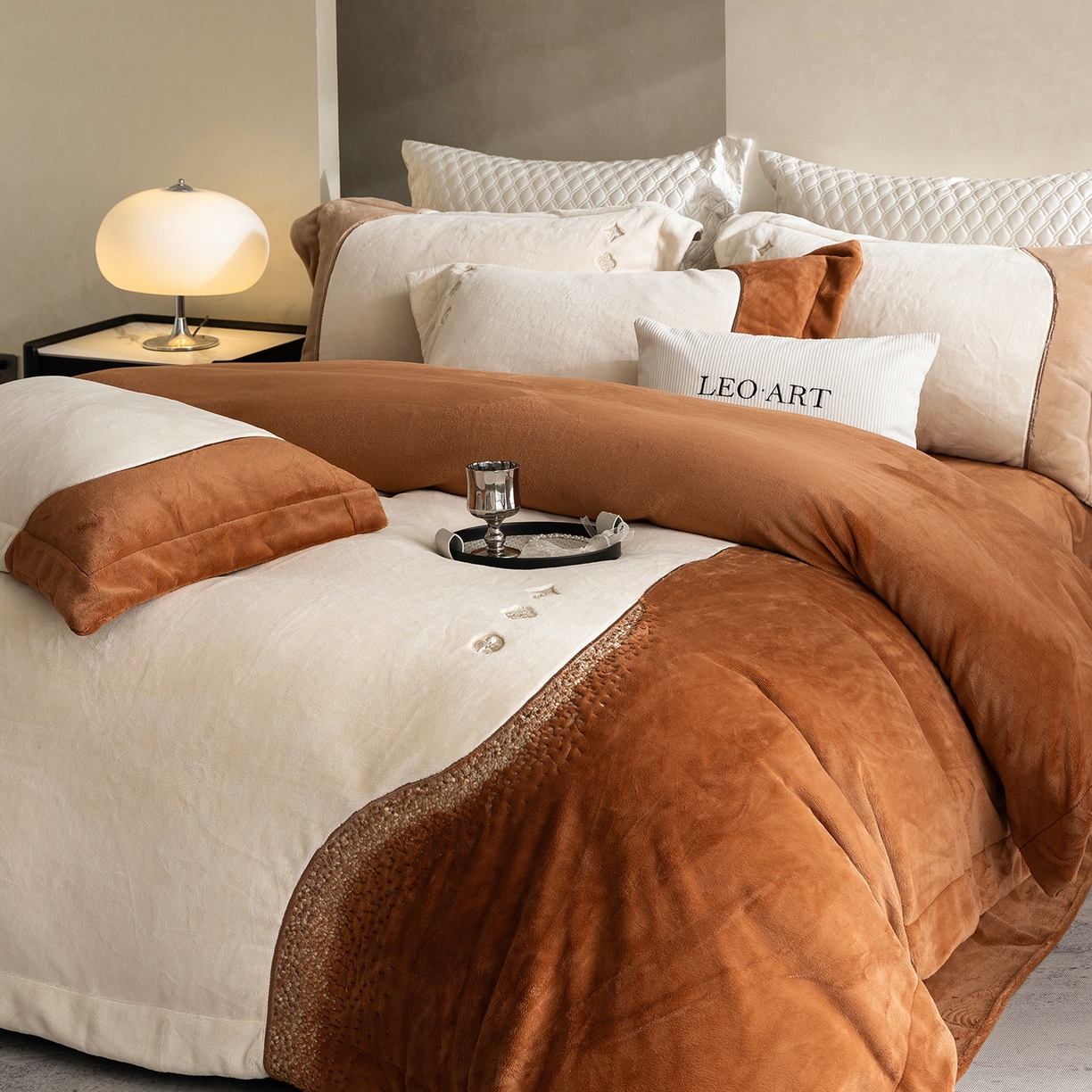 91家纺网 家纺一手货源 找家纺 涞澳家纺 2025新款牛奶绒绣花四件套（利威亚&心熠欢眠） 利威亚-焦糖