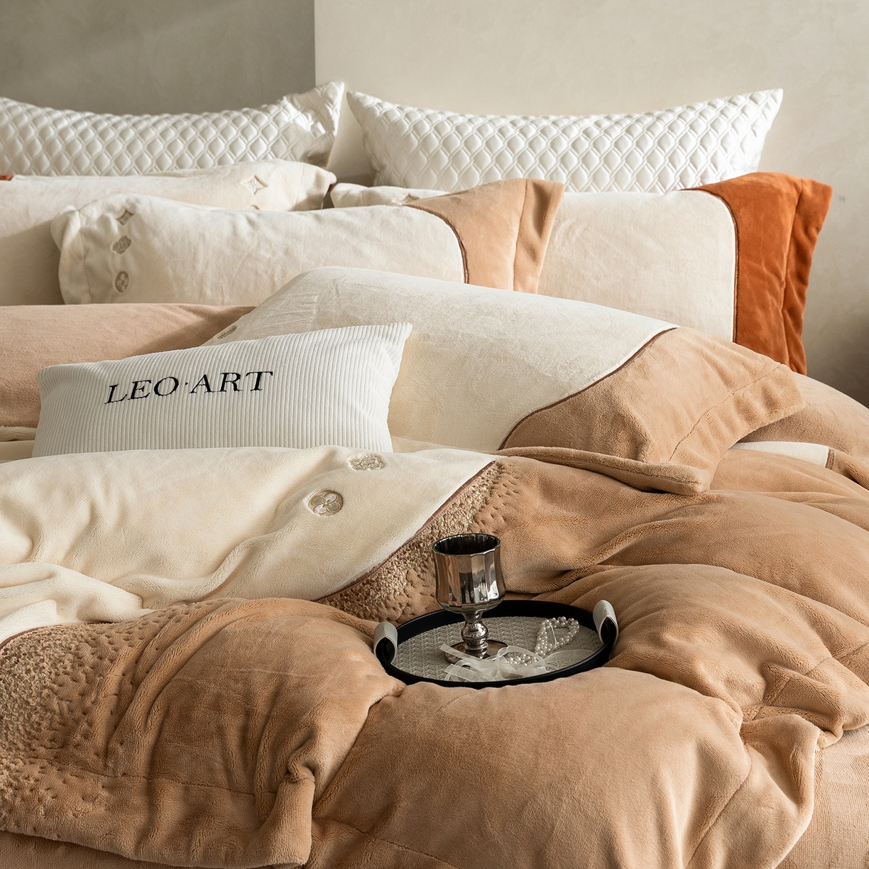 91家纺网 家纺一手货源 找家纺 涞澳家纺 2025新款牛奶绒绣花四件套（利威亚&心熠欢眠） 利威亚-卡其