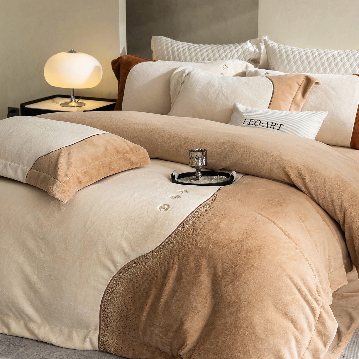 91家纺网 家纺一手货源 找家纺 涞澳家纺 2025新款牛奶绒绣花四件套（利威亚&心熠欢眠） 利威亚-卡其