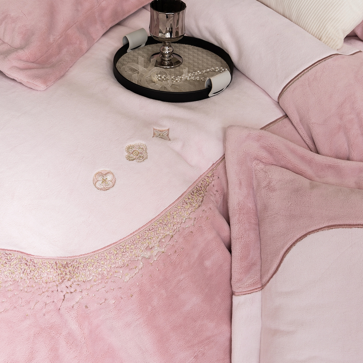 91家纺网 家纺一手货源 找家纺 涞澳家纺 2025新款牛奶绒绣花四件套（利威亚&心熠欢眠） 利威亚-粉紫