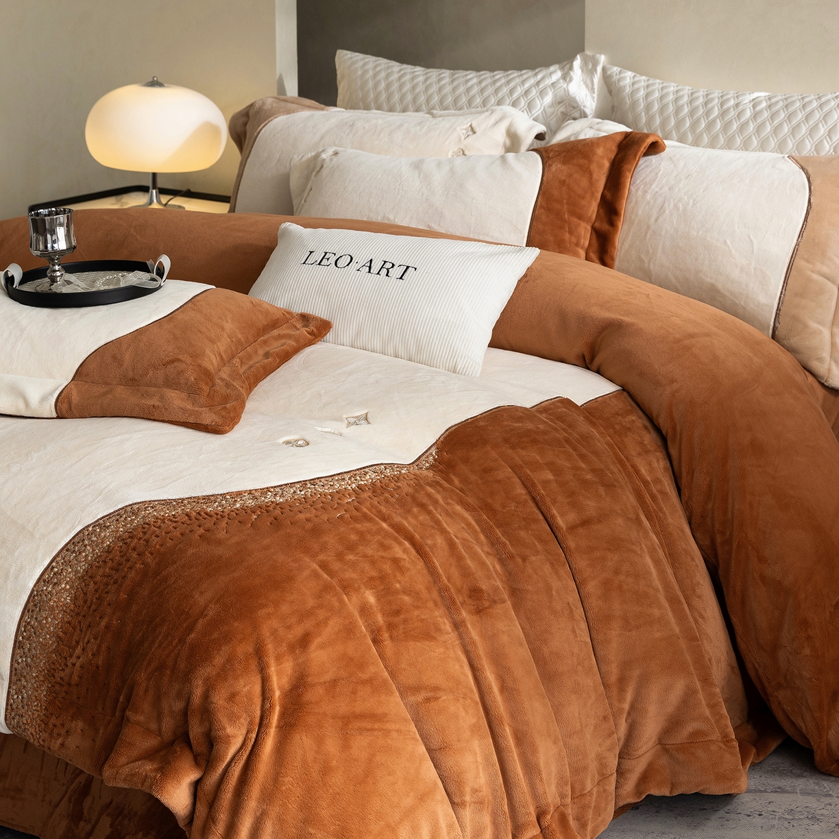 91家纺网 家纺一手货源 找家纺 涞澳家纺 2025新款牛奶绒绣花四件套（利威亚&心熠欢眠） 利威亚-焦糖