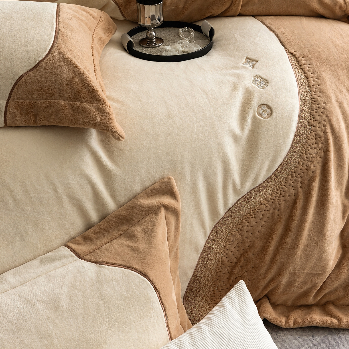 91家纺网 家纺一手货源 找家纺 涞澳家纺 2025新款牛奶绒绣花四件套（利威亚&心熠欢眠） 利威亚-卡其