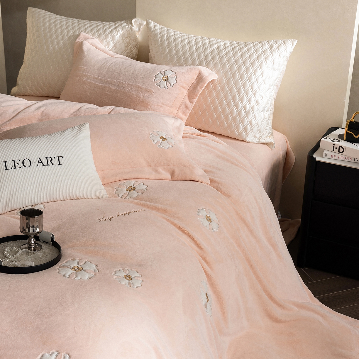 91家纺网 家纺一手货源 找家纺 涞澳家纺 2025新款牛奶绒绣花四件套（利威亚&心熠欢眠） 心熠欢眠-玉粉