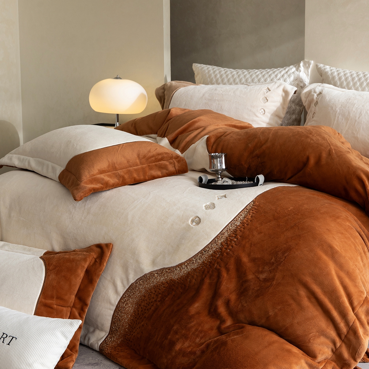 91家纺网 家纺一手货源 找家纺 涞澳家纺 2025新款牛奶绒绣花四件套（利威亚&心熠欢眠） 利威亚-焦糖