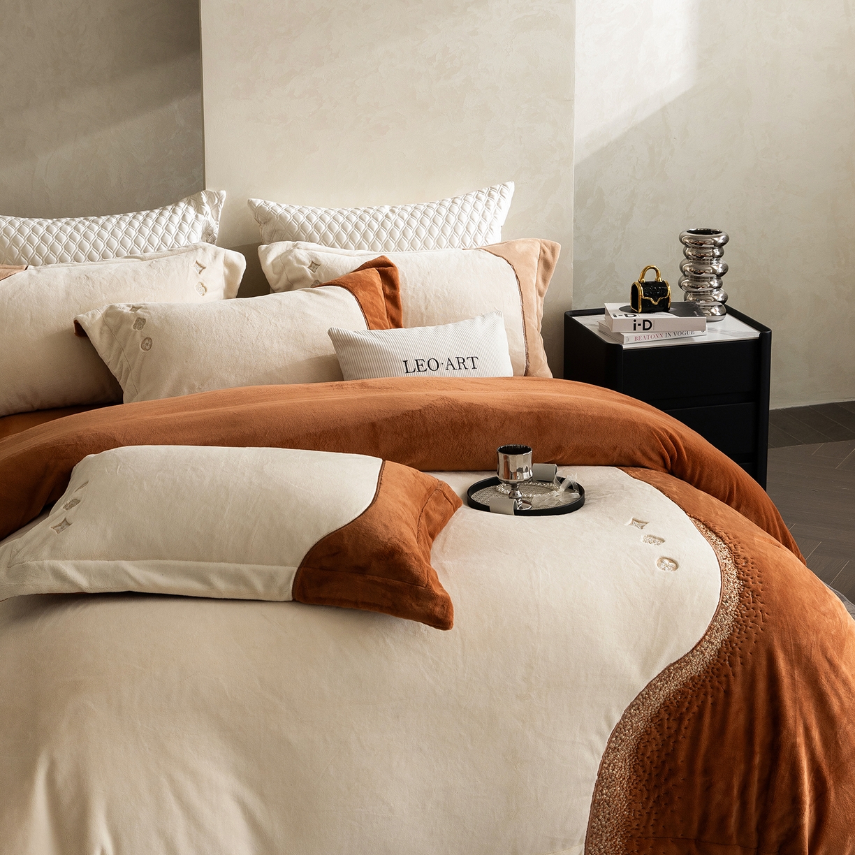 91家纺网 家纺一手货源 找家纺 涞澳家纺 2025新款牛奶绒绣花四件套（利威亚&心熠欢眠） 利威亚-焦糖