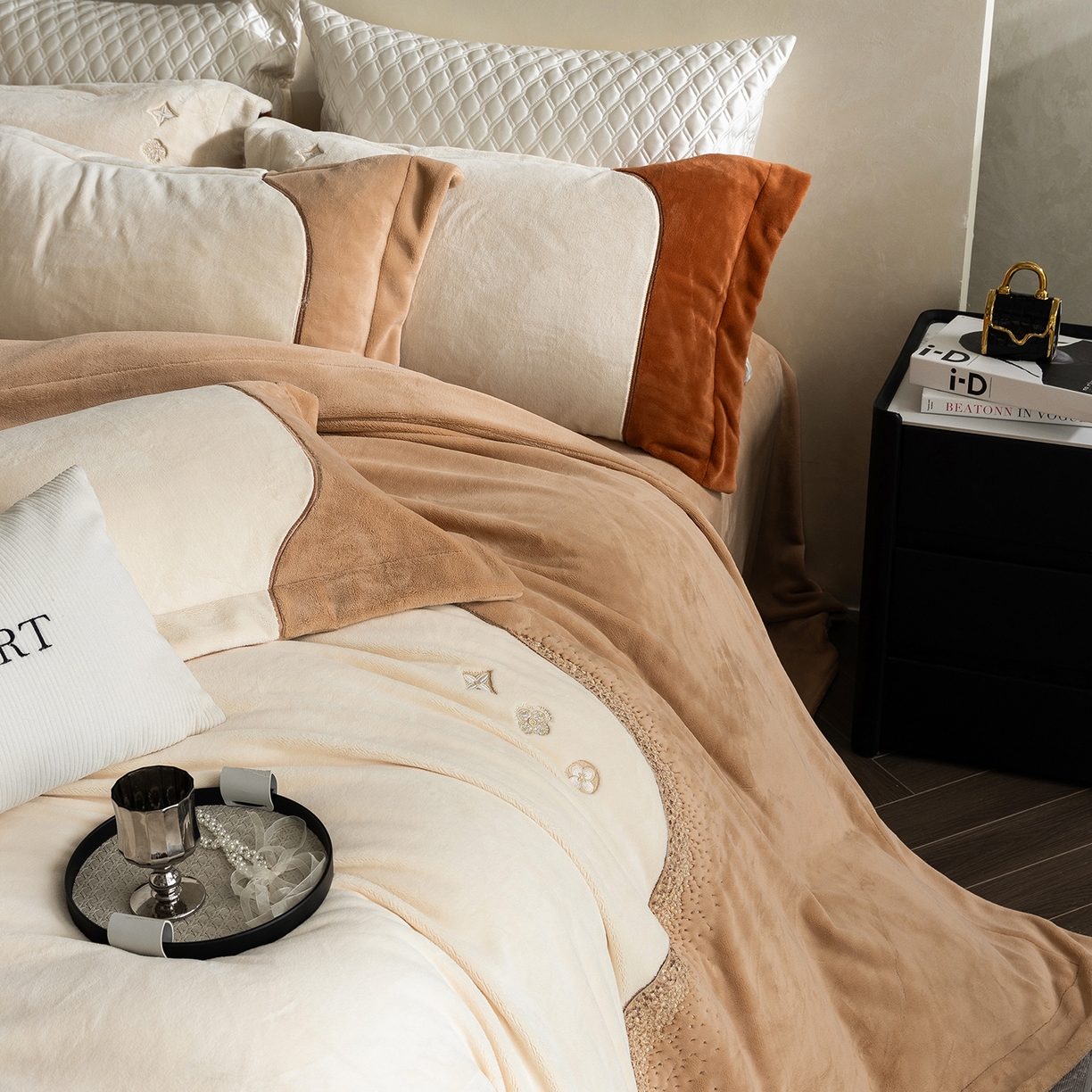 91家纺网 家纺一手货源 找家纺 涞澳家纺 2025新款牛奶绒绣花四件套（利威亚&心熠欢眠） 利威亚-卡其