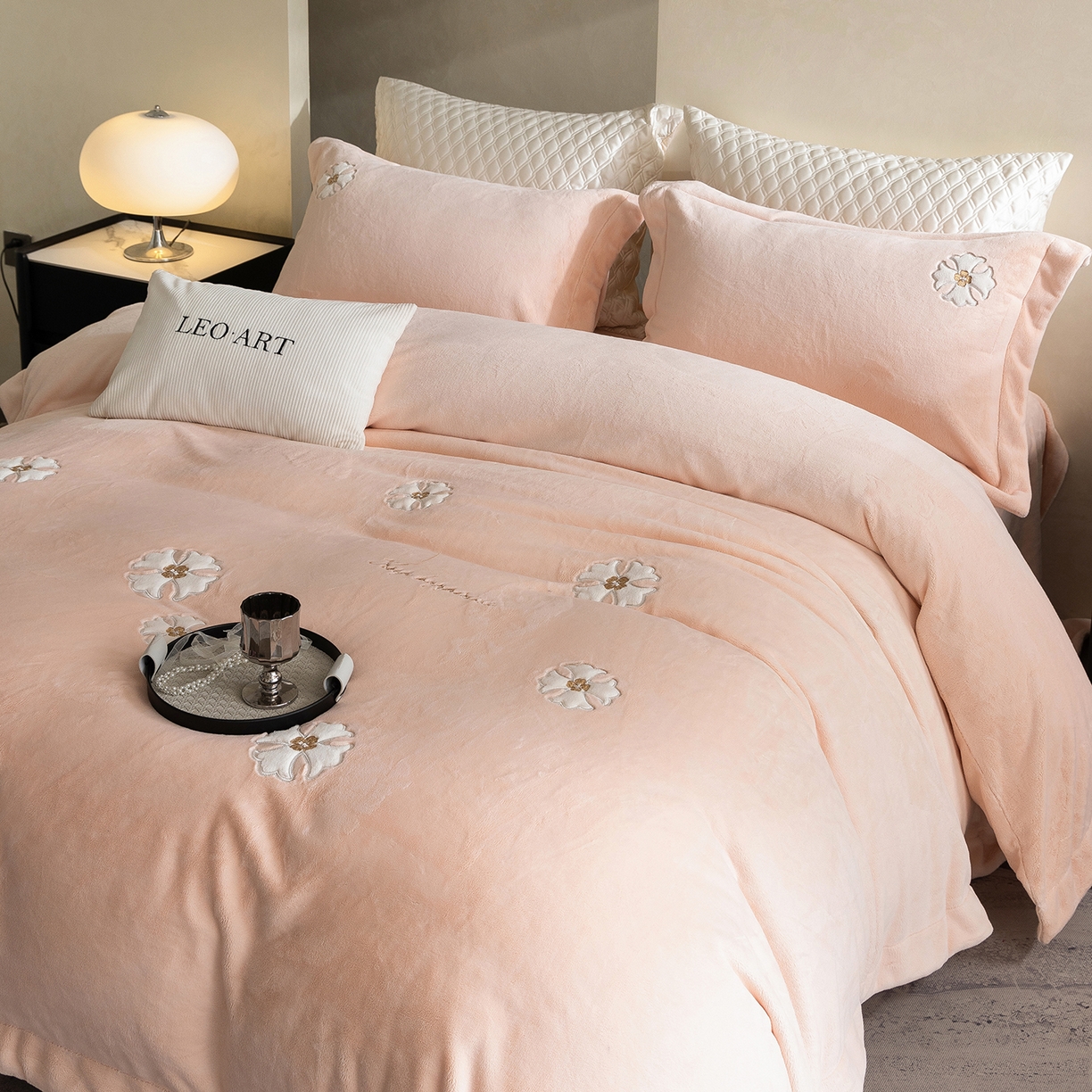 91家纺网 家纺一手货源 找家纺 涞澳家纺 2025新款牛奶绒绣花四件套（利威亚&心熠欢眠） 心熠欢眠-玉粉