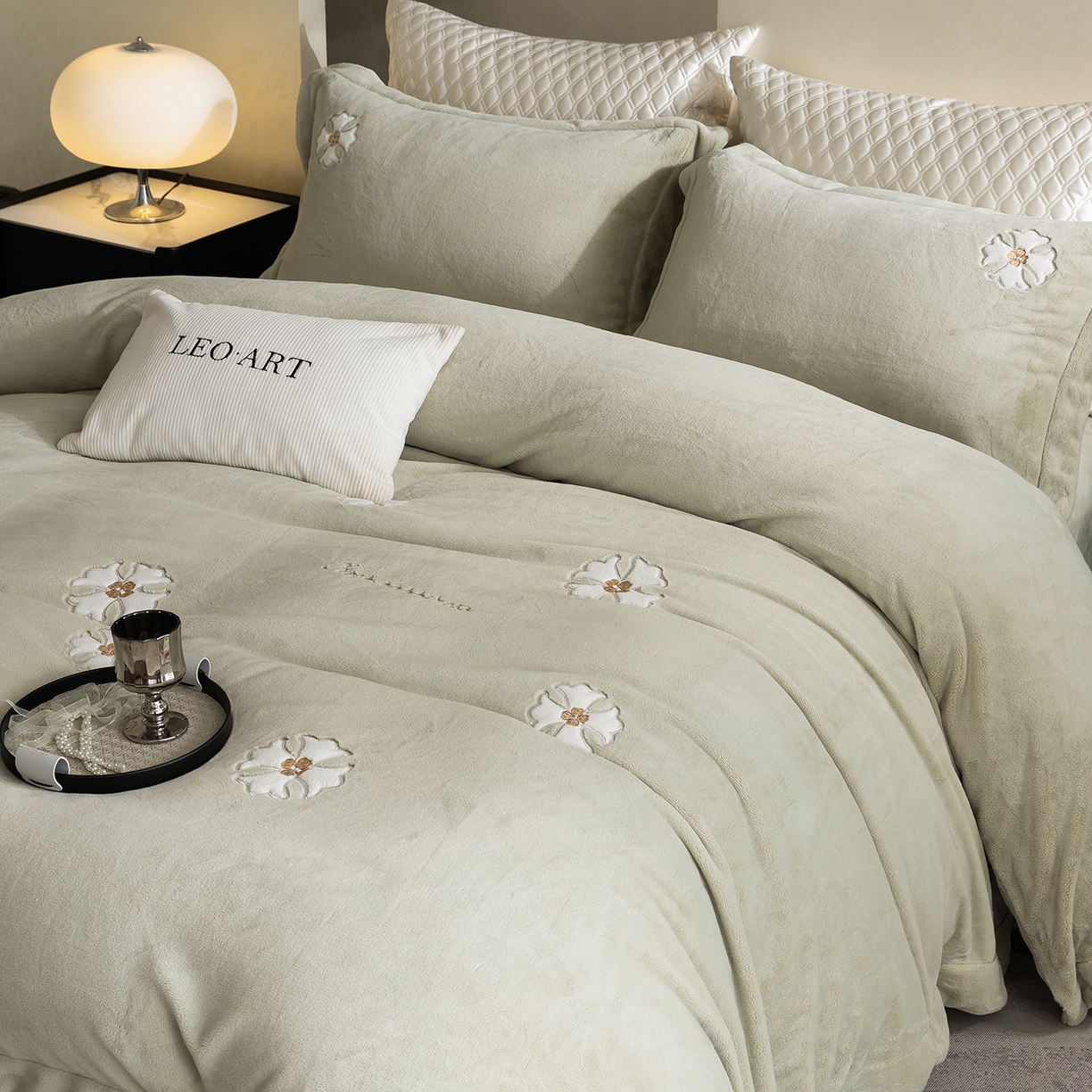 91家纺网 家纺一手货源 找家纺 涞澳家纺 2025新款牛奶绒绣花四件套（利威亚&心熠欢眠） 心熠欢眠-绿