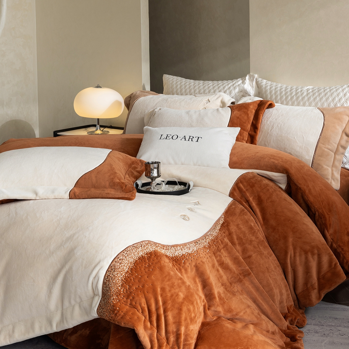 91家纺网 家纺一手货源 找家纺 涞澳家纺 2025新款牛奶绒绣花四件套（利威亚&心熠欢眠） 利威亚-焦糖