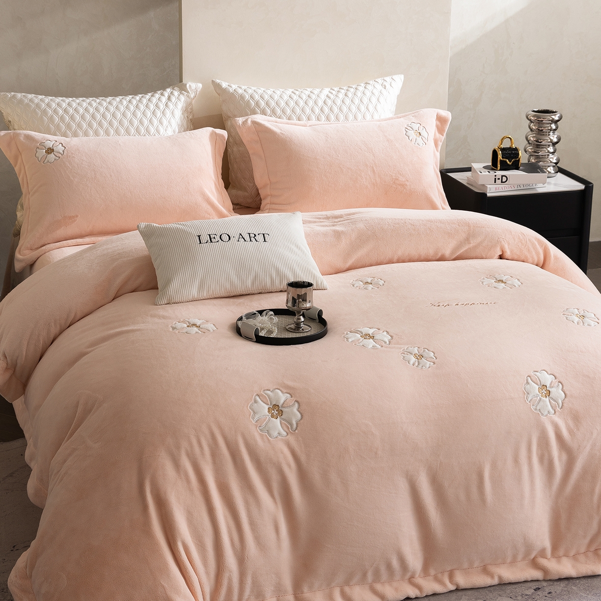 91家纺网 家纺一手货源 找家纺 涞澳家纺 2025新款牛奶绒绣花四件套（利威亚&心熠欢眠） 心熠欢眠-玉粉