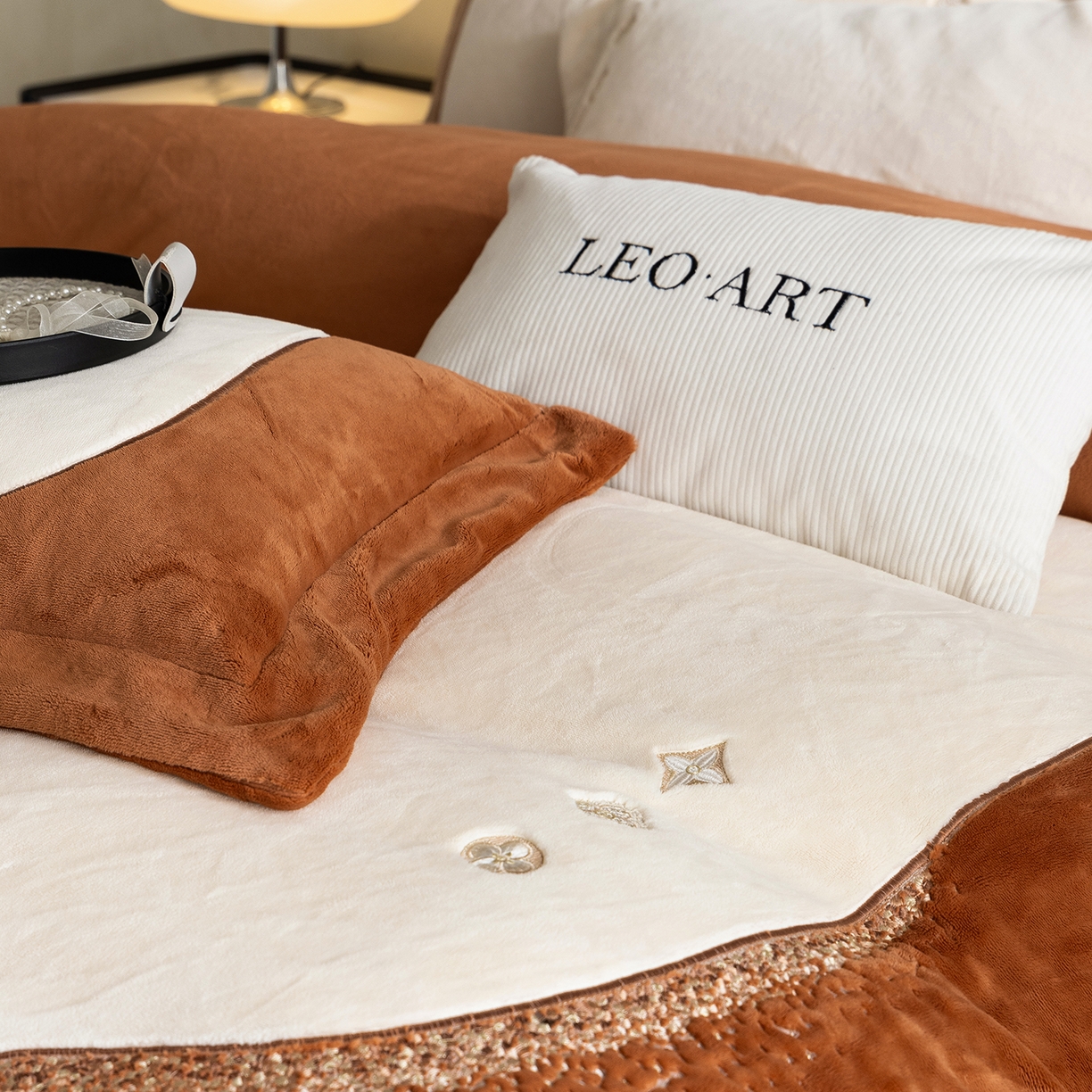 91家纺网 家纺一手货源 找家纺 涞澳家纺 2025新款牛奶绒绣花四件套（利威亚&心熠欢眠） 利威亚-焦糖