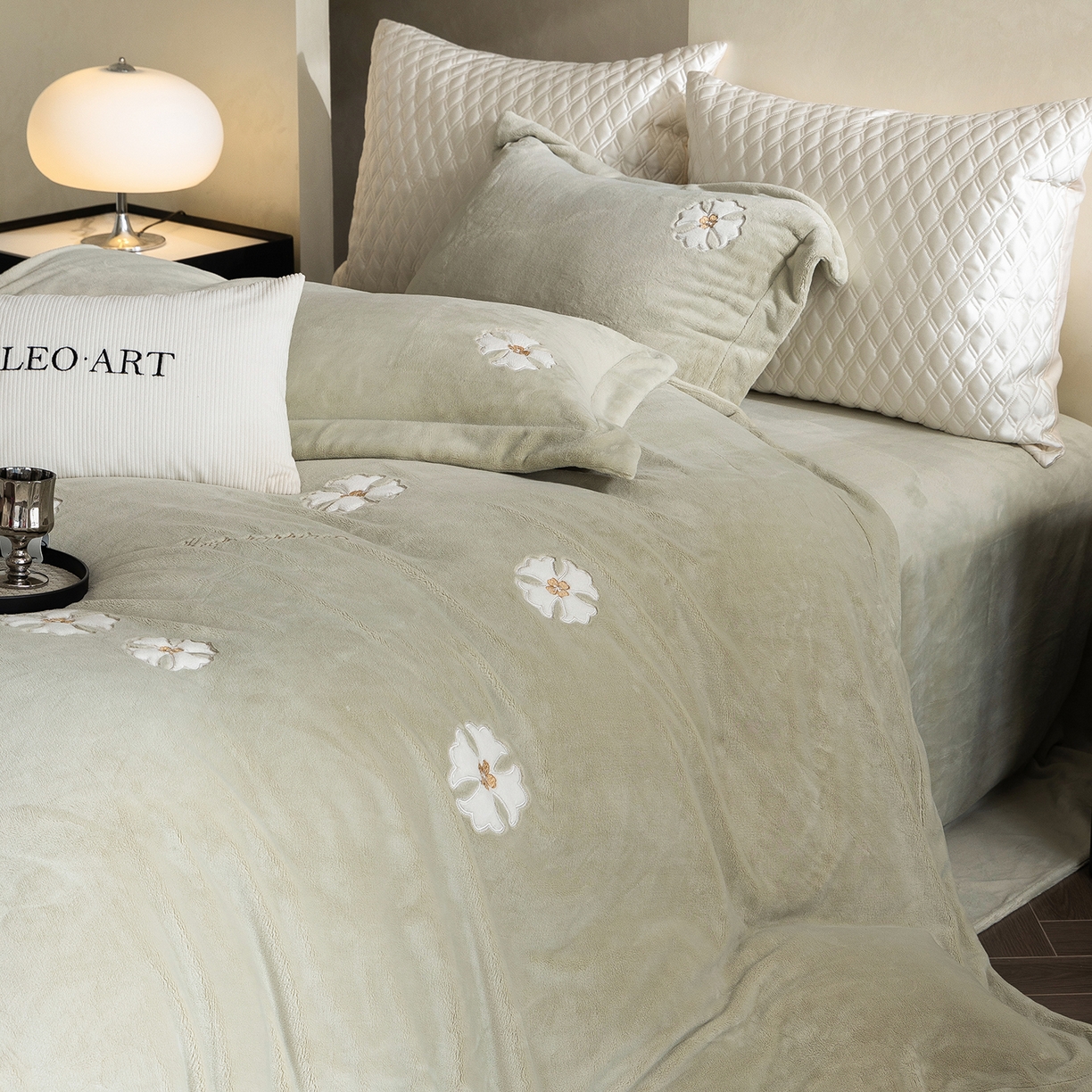 91家纺网 家纺一手货源 找家纺 涞澳家纺 2025新款牛奶绒绣花四件套（利威亚&心熠欢眠） 心熠欢眠-绿