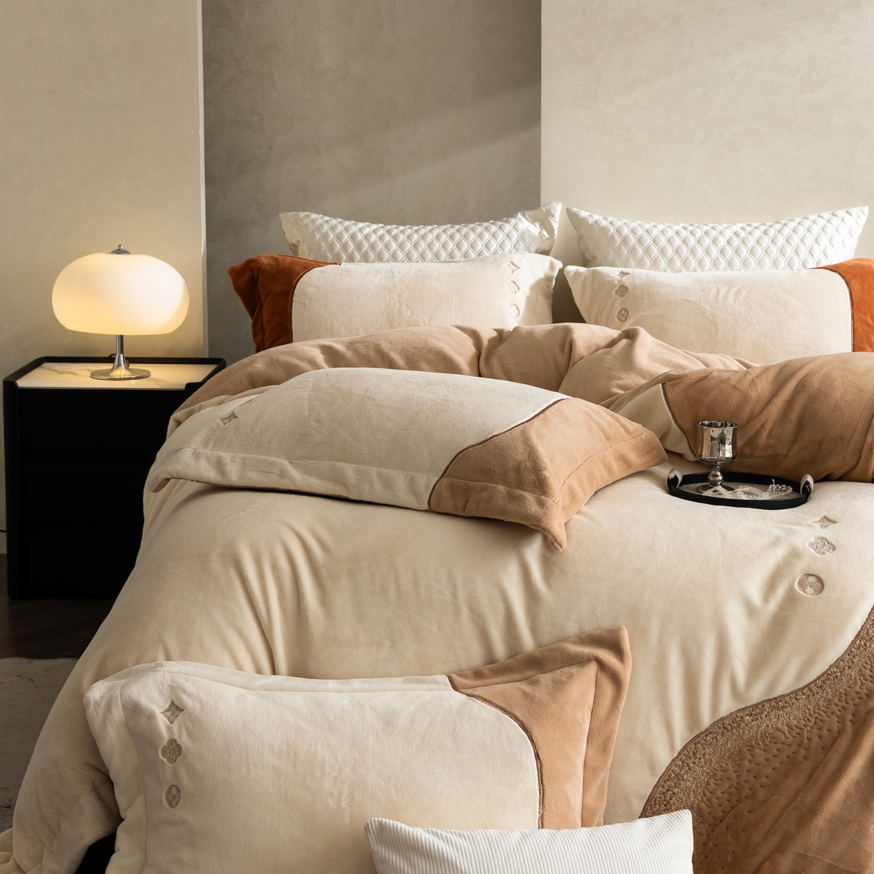 91家纺网 家纺一手货源 找家纺 涞澳家纺 2025新款牛奶绒绣花四件套（利威亚&心熠欢眠） 利威亚-卡其