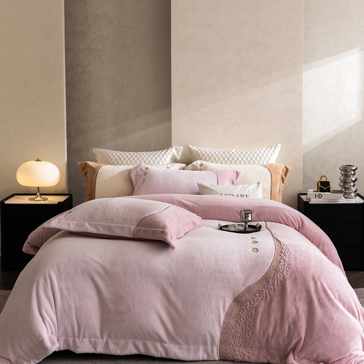 91家纺网 家纺一手货源 找家纺 涞澳家纺 2025新款牛奶绒绣花四件套（利威亚&心熠欢眠） 利威亚-粉紫