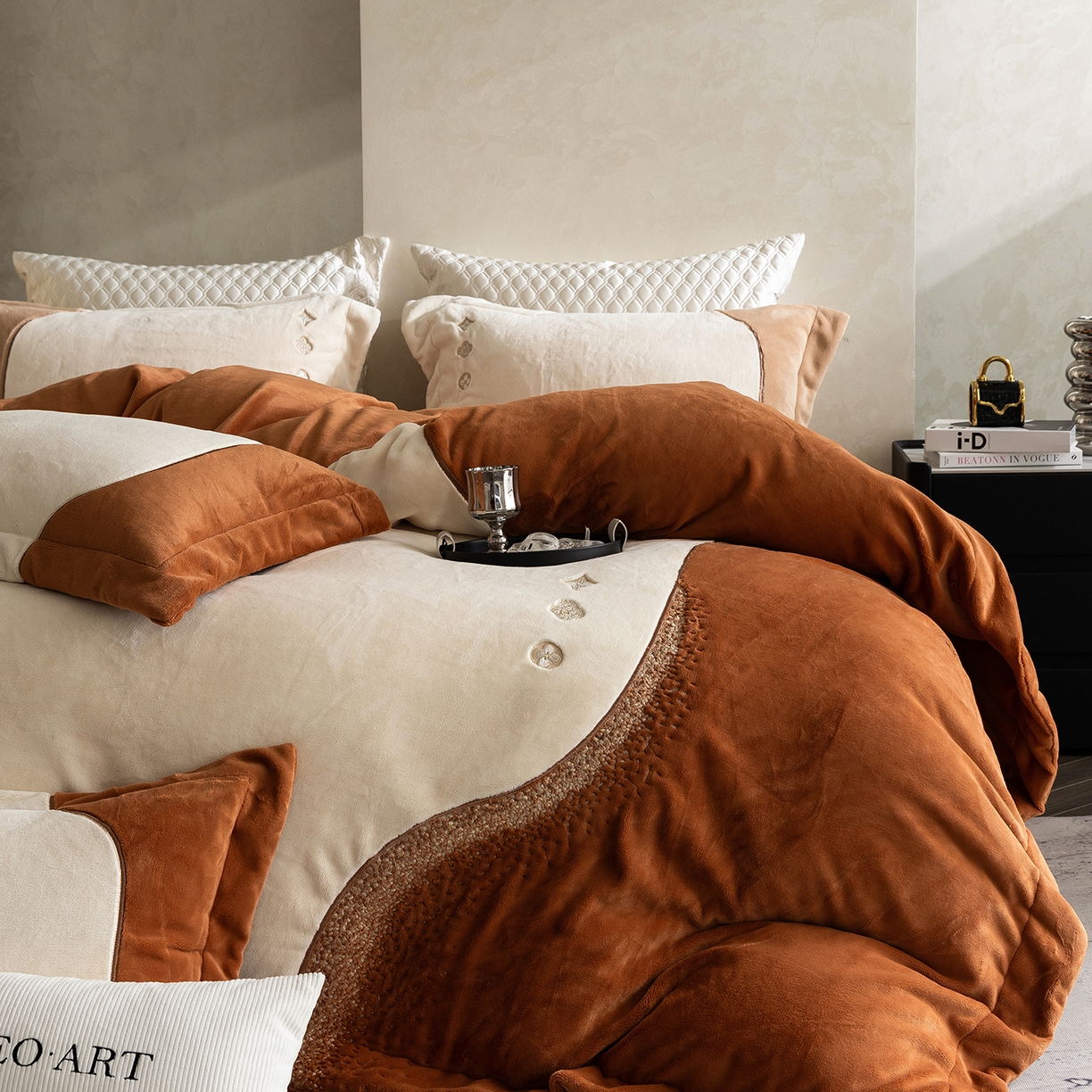 91家纺网 家纺一手货源 找家纺 涞澳家纺 2025新款牛奶绒绣花四件套（利威亚&心熠欢眠） 利威亚-焦糖