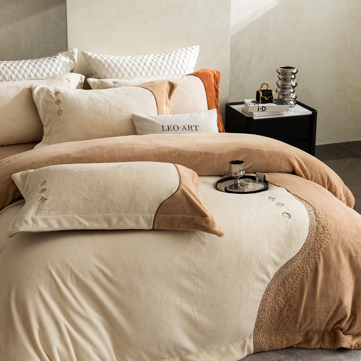 91家纺网 家纺一手货源 找家纺 涞澳家纺 2025新款牛奶绒绣花四件套（利威亚&心熠欢眠） 利威亚-卡其