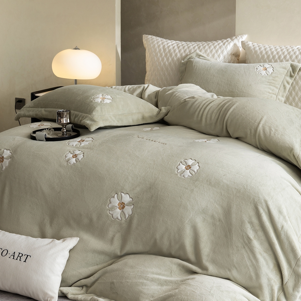 91家纺网 家纺一手货源 找家纺 涞澳家纺 2025新款牛奶绒绣花四件套（利威亚&心熠欢眠） 心熠欢眠-绿