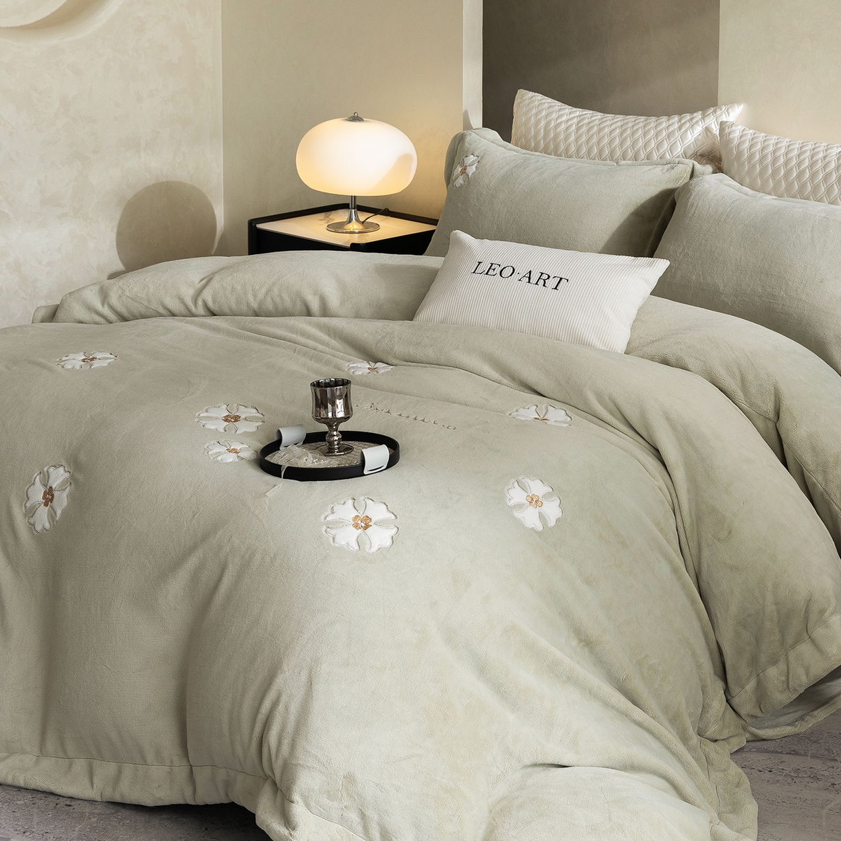 91家纺网 家纺一手货源 找家纺 涞澳家纺 2025新款牛奶绒绣花四件套（利威亚&心熠欢眠） 心熠欢眠-绿