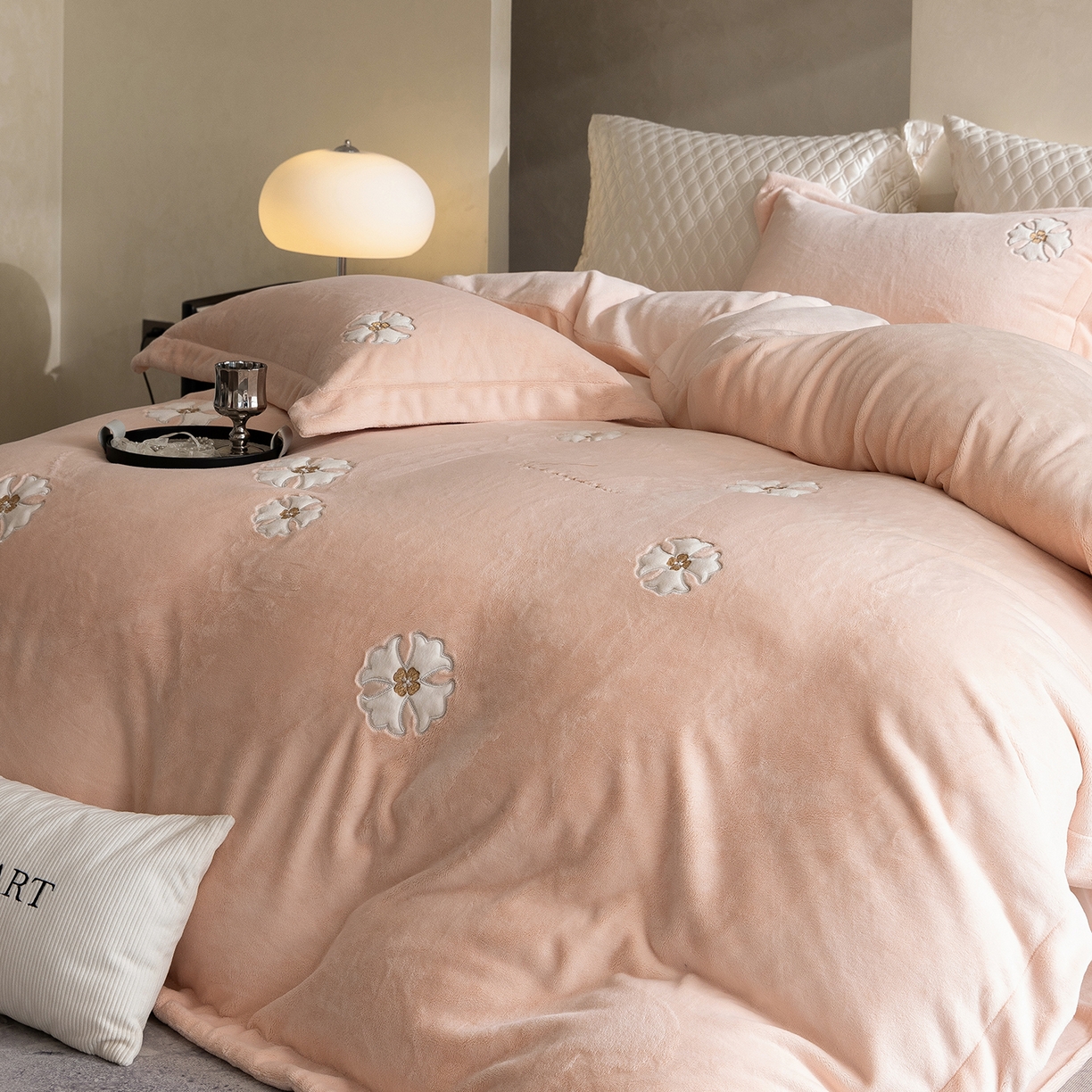 91家纺网 家纺一手货源 找家纺 涞澳家纺 2025新款牛奶绒绣花四件套（利威亚&心熠欢眠） 心熠欢眠-玉粉