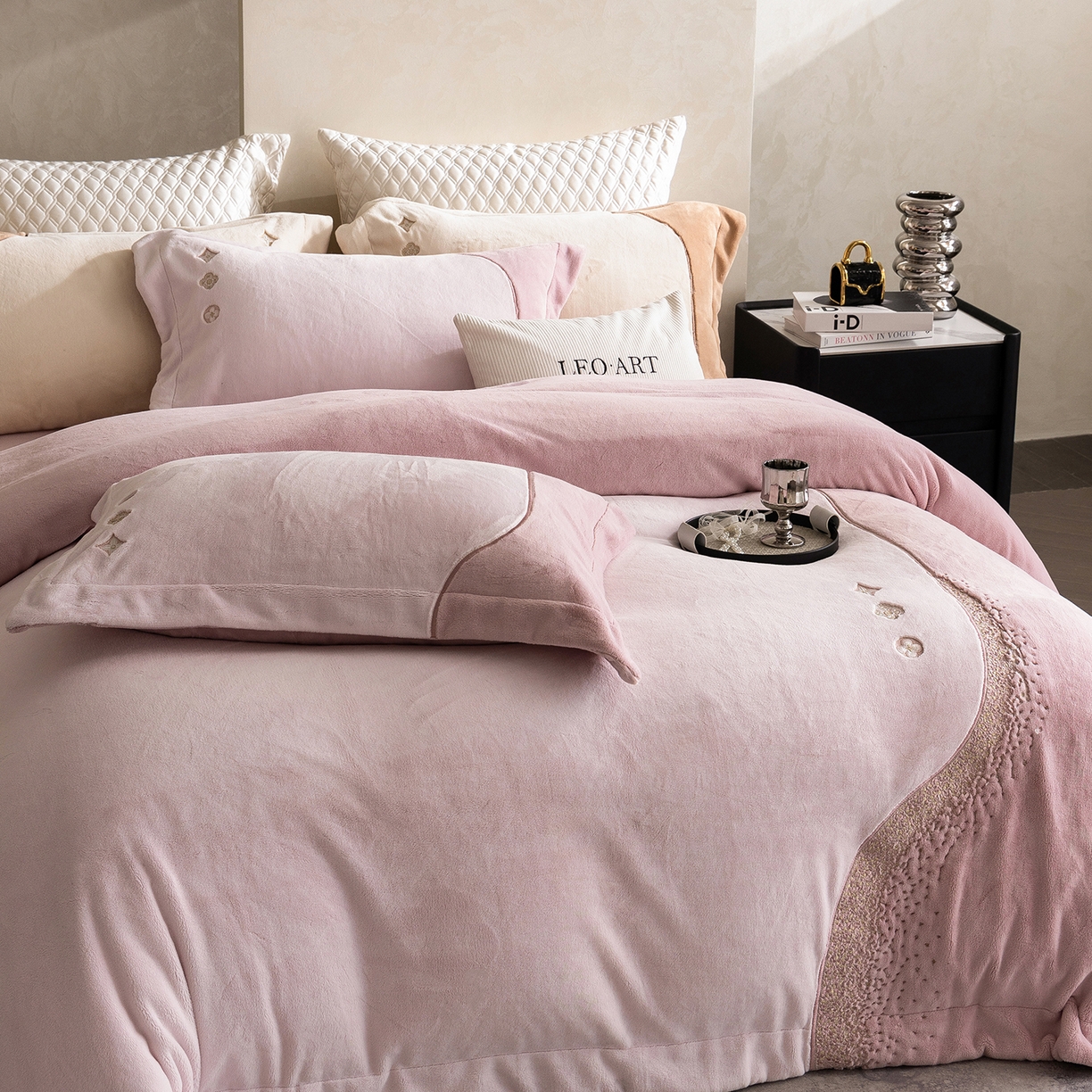 91家纺网 家纺一手货源 找家纺 涞澳家纺 2025新款牛奶绒绣花四件套（利威亚&心熠欢眠） 利威亚-粉紫