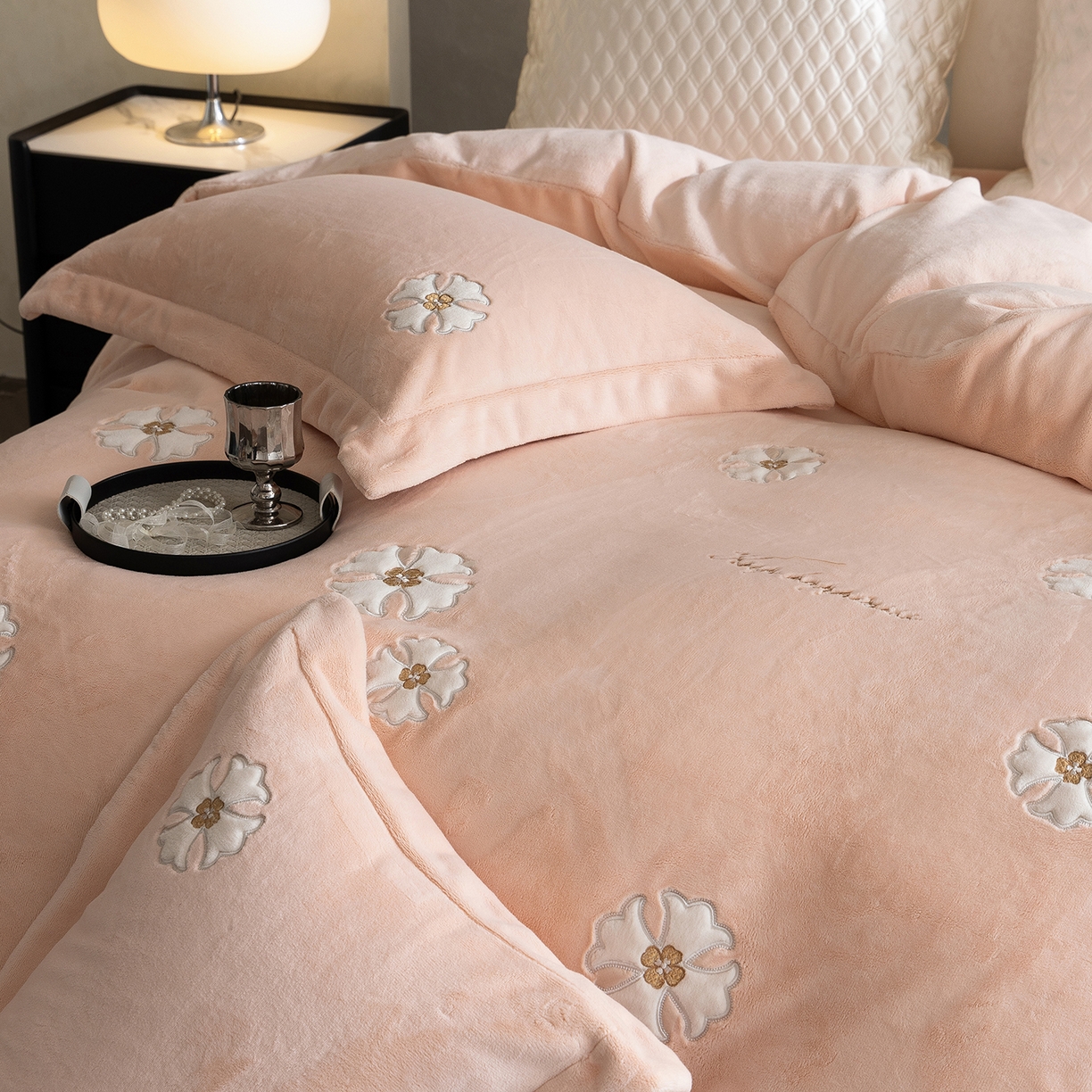 91家纺网 家纺一手货源 找家纺 涞澳家纺 2025新款牛奶绒绣花四件套（利威亚&心熠欢眠） 心熠欢眠-玉粉