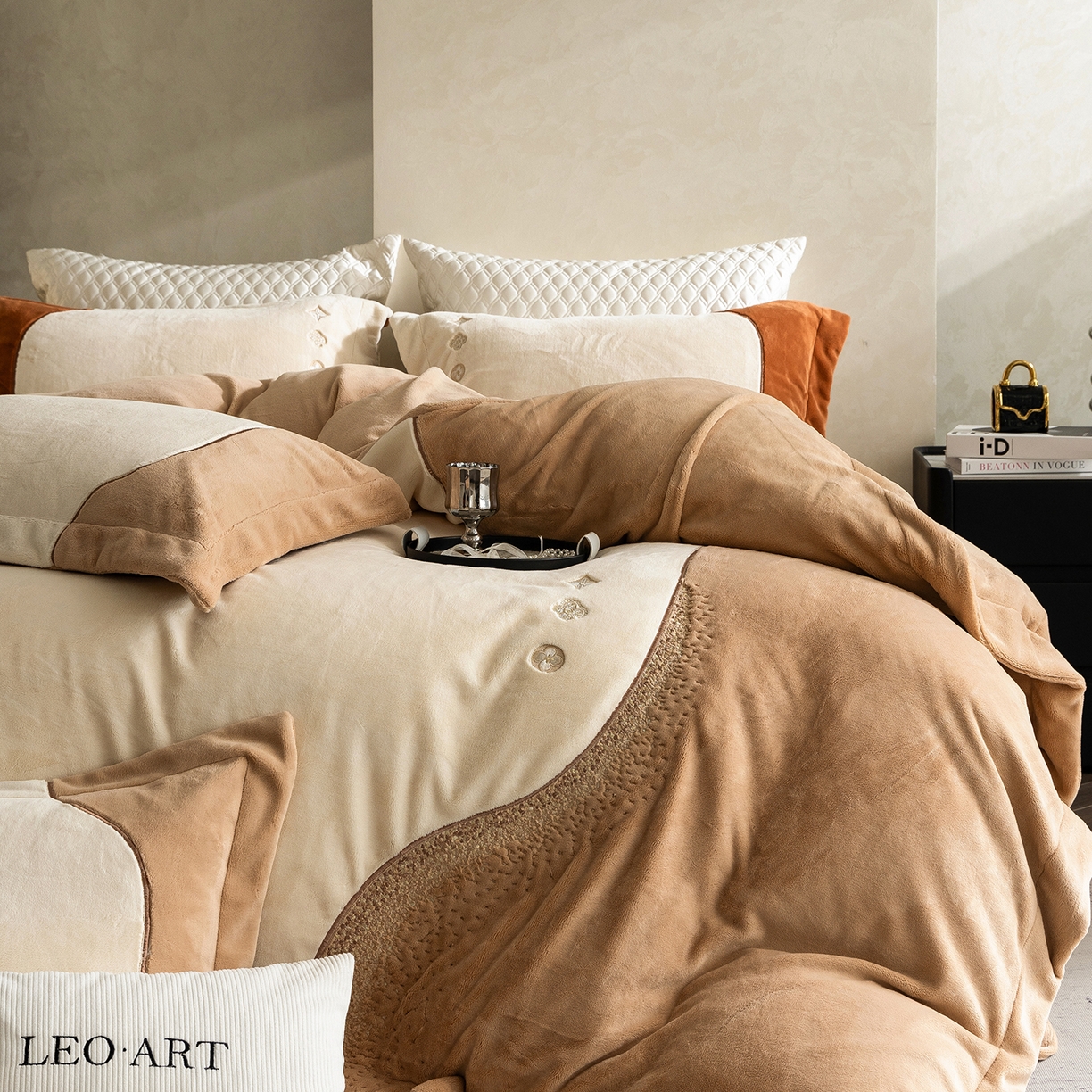 91家纺网 家纺一手货源 找家纺 涞澳家纺 2025新款牛奶绒绣花四件套（利威亚&心熠欢眠） 利威亚-卡其