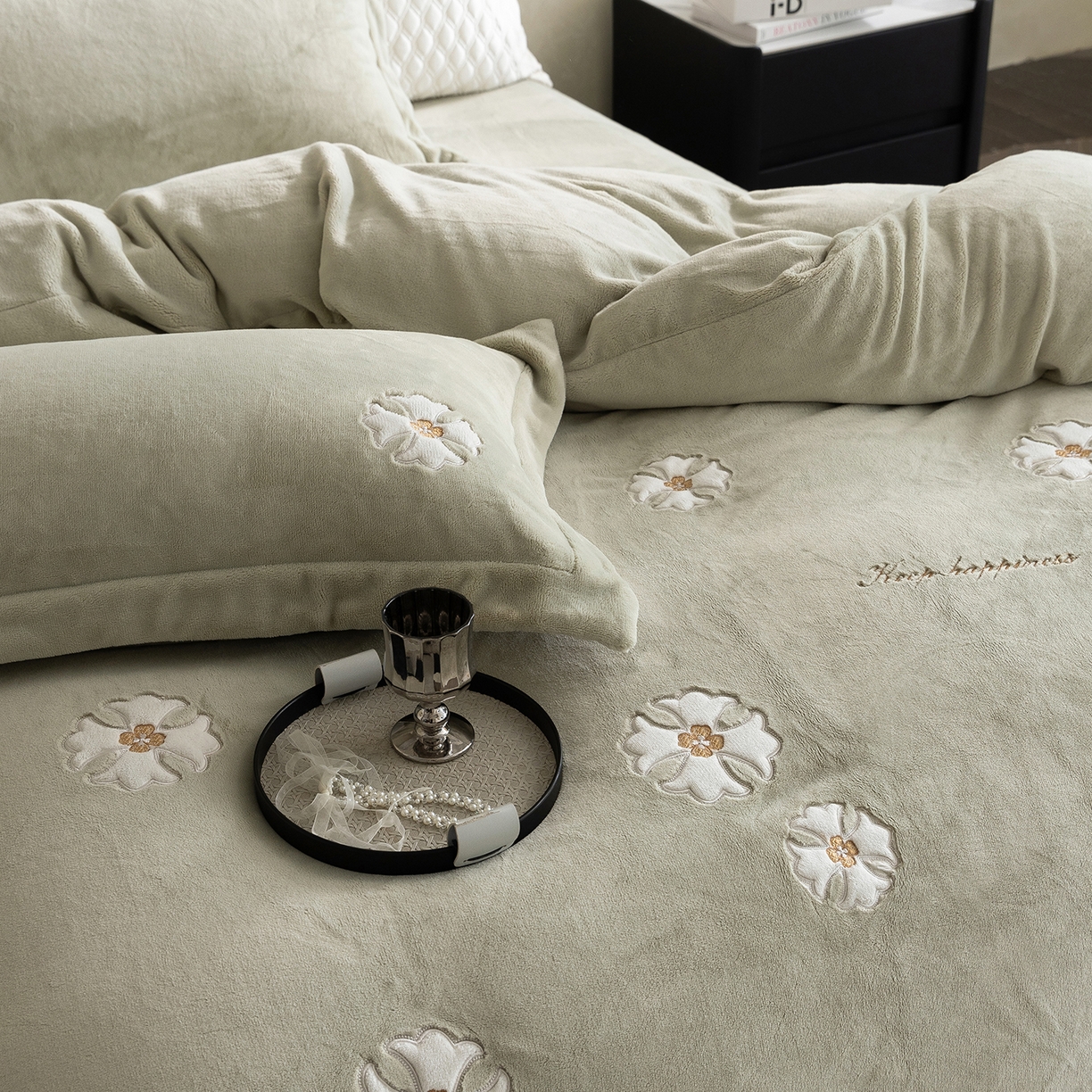 91家纺网 家纺一手货源 找家纺 涞澳家纺 2025新款牛奶绒绣花四件套（利威亚&心熠欢眠） 心熠欢眠-绿