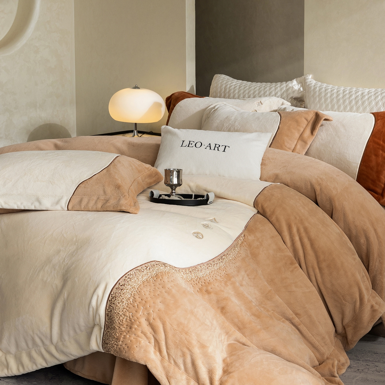 91家纺网 家纺一手货源 找家纺 涞澳家纺 2025新款牛奶绒绣花四件套（利威亚&心熠欢眠） 利威亚-卡其