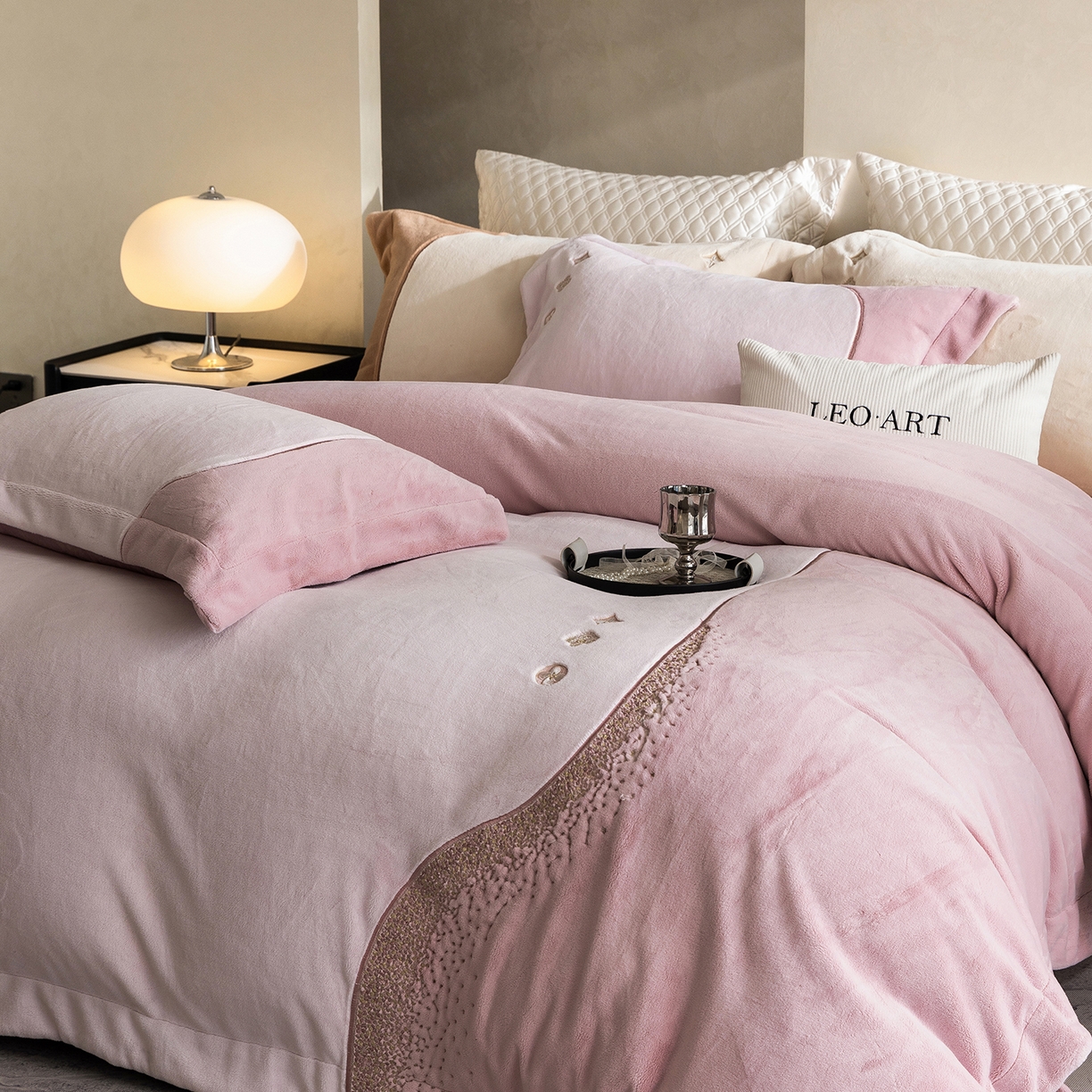 91家纺网 家纺一手货源 找家纺 涞澳家纺 2025新款牛奶绒绣花四件套（利威亚&心熠欢眠） 利威亚-粉紫