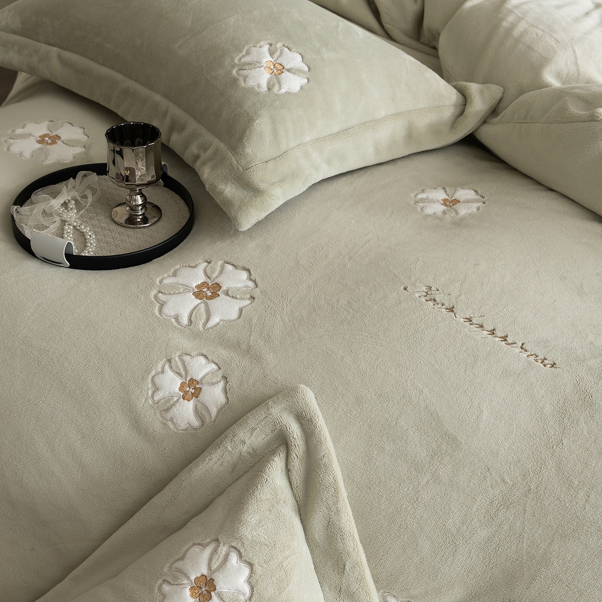 91家纺网 家纺一手货源 找家纺 涞澳家纺 2025新款牛奶绒绣花四件套（利威亚&心熠欢眠） 心熠欢眠-绿