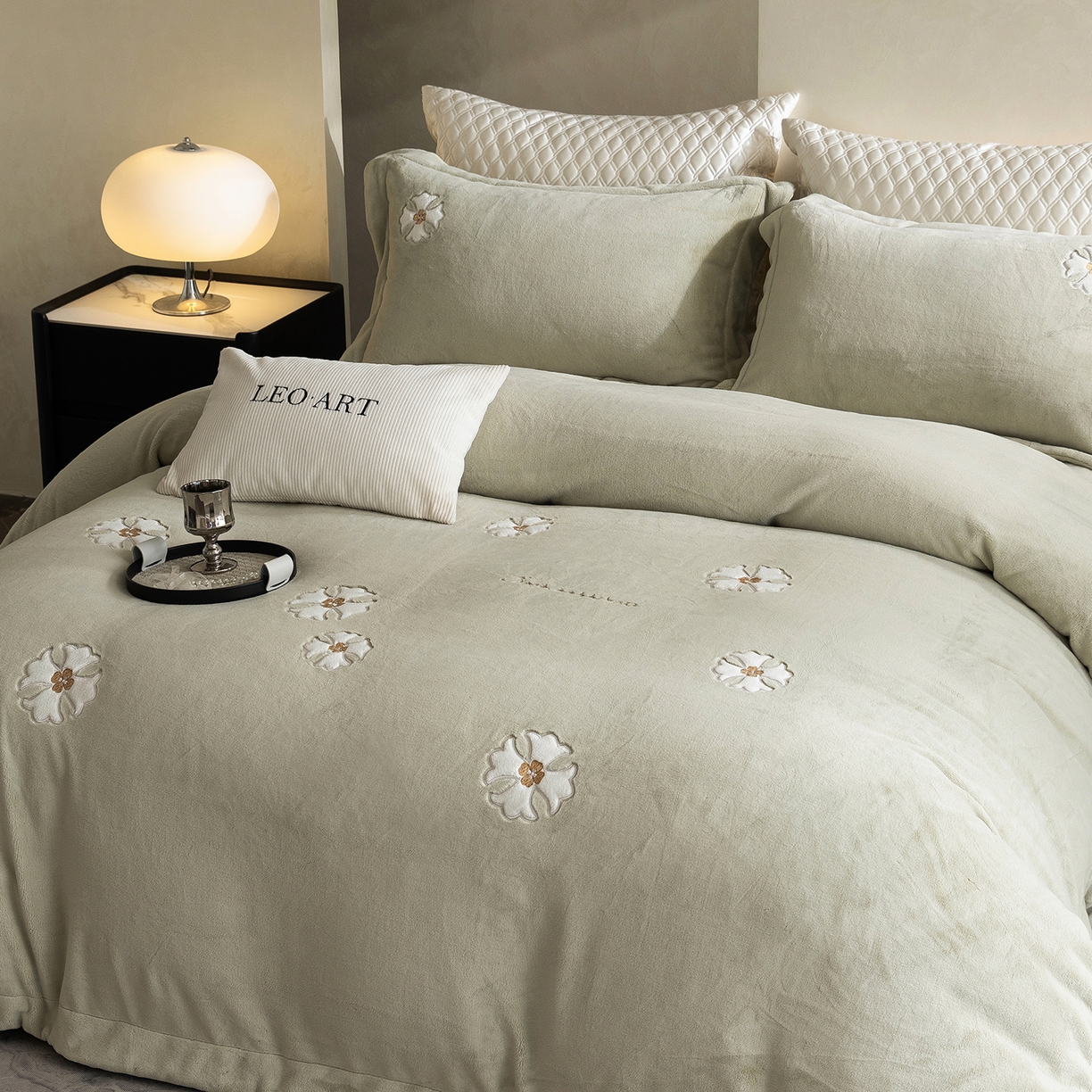 91家纺网 家纺一手货源 找家纺 涞澳家纺 2025新款牛奶绒绣花四件套（利威亚&心熠欢眠） 心熠欢眠-绿