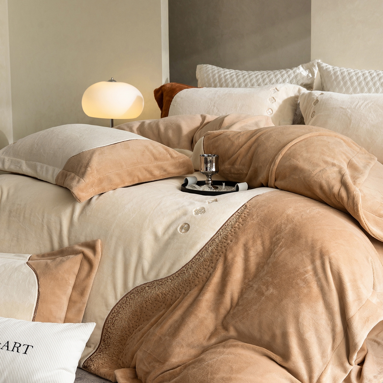 91家纺网 家纺一手货源 找家纺 涞澳家纺 2025新款牛奶绒绣花四件套（利威亚&心熠欢眠） 利威亚-卡其