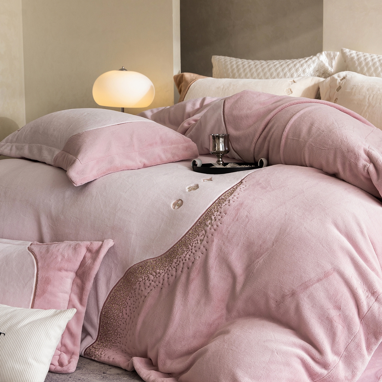 91家纺网 家纺一手货源 找家纺 涞澳家纺 2025新款牛奶绒绣花四件套（利威亚&心熠欢眠） 利威亚-粉紫