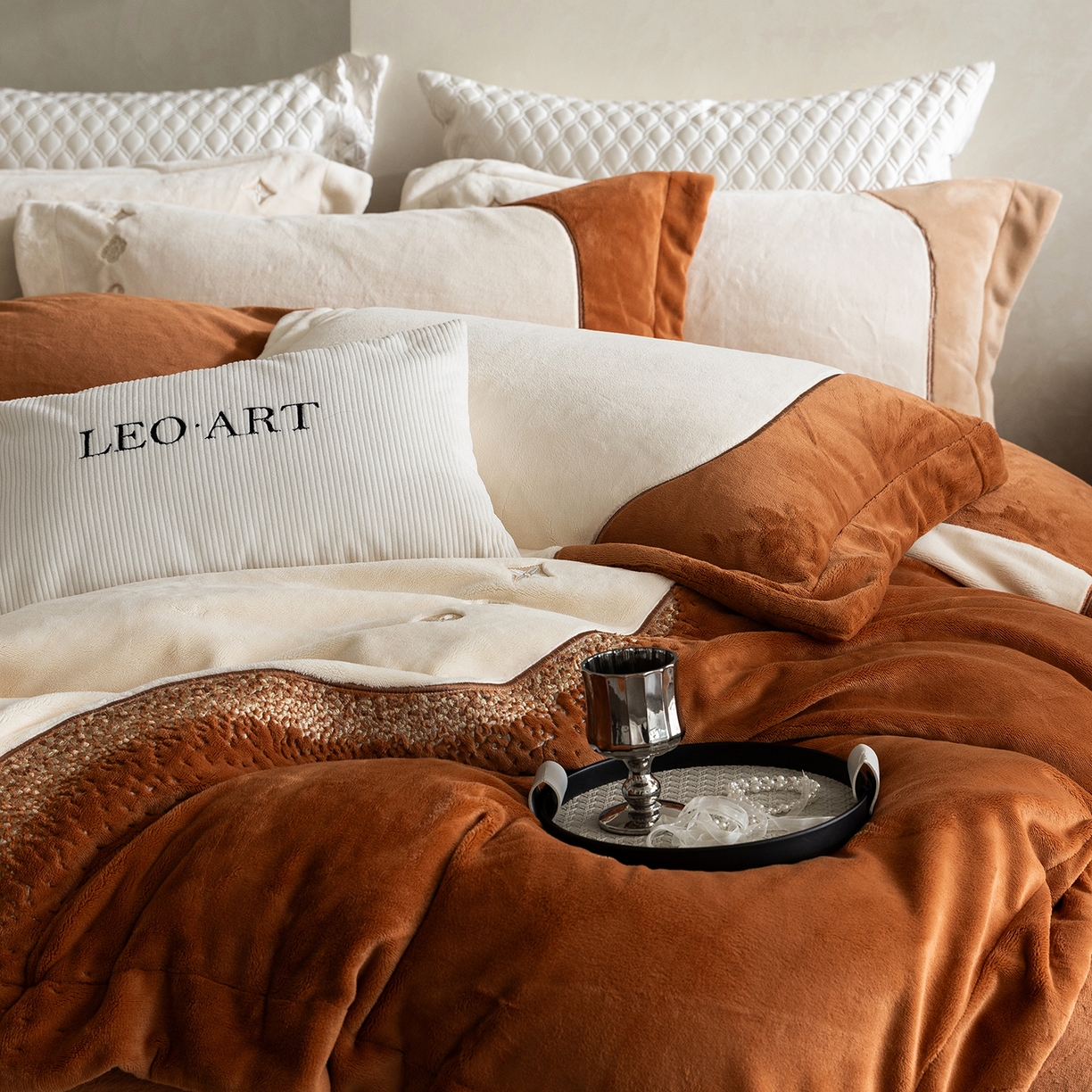 91家纺网 家纺一手货源 找家纺 涞澳家纺 2025新款牛奶绒绣花四件套（利威亚&心熠欢眠） 利威亚-焦糖