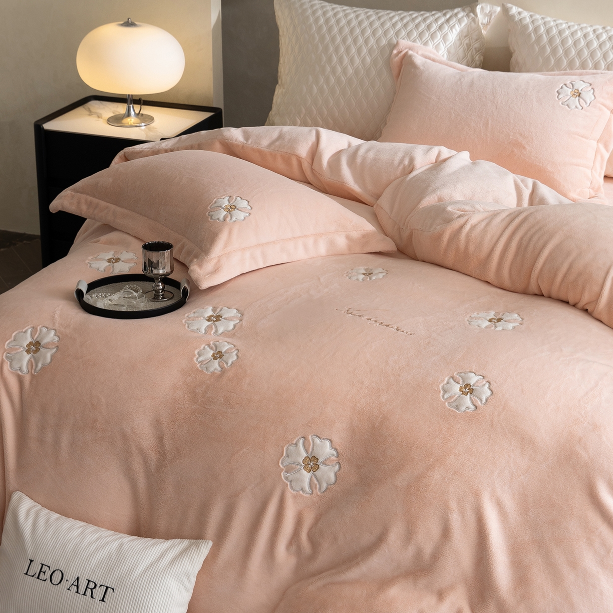 91家纺网 家纺一手货源 找家纺 涞澳家纺 2025新款牛奶绒绣花四件套（利威亚&心熠欢眠） 心熠欢眠-玉粉