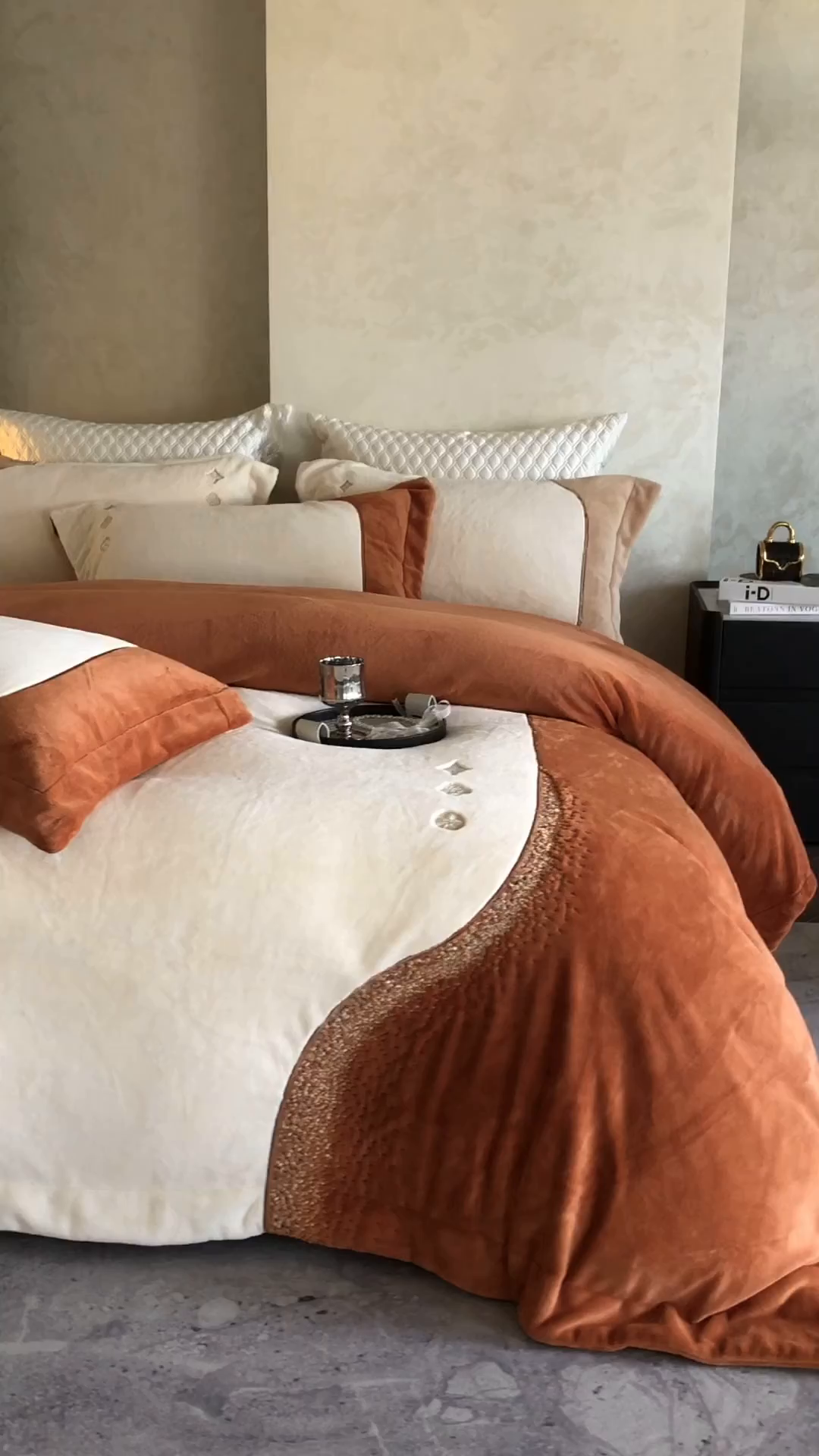 91家纺网 家纺一手货源 找家纺 涞澳家纺 2025新款牛奶绒绣花四件套（利威亚&心熠欢眠） 利威亚-焦糖