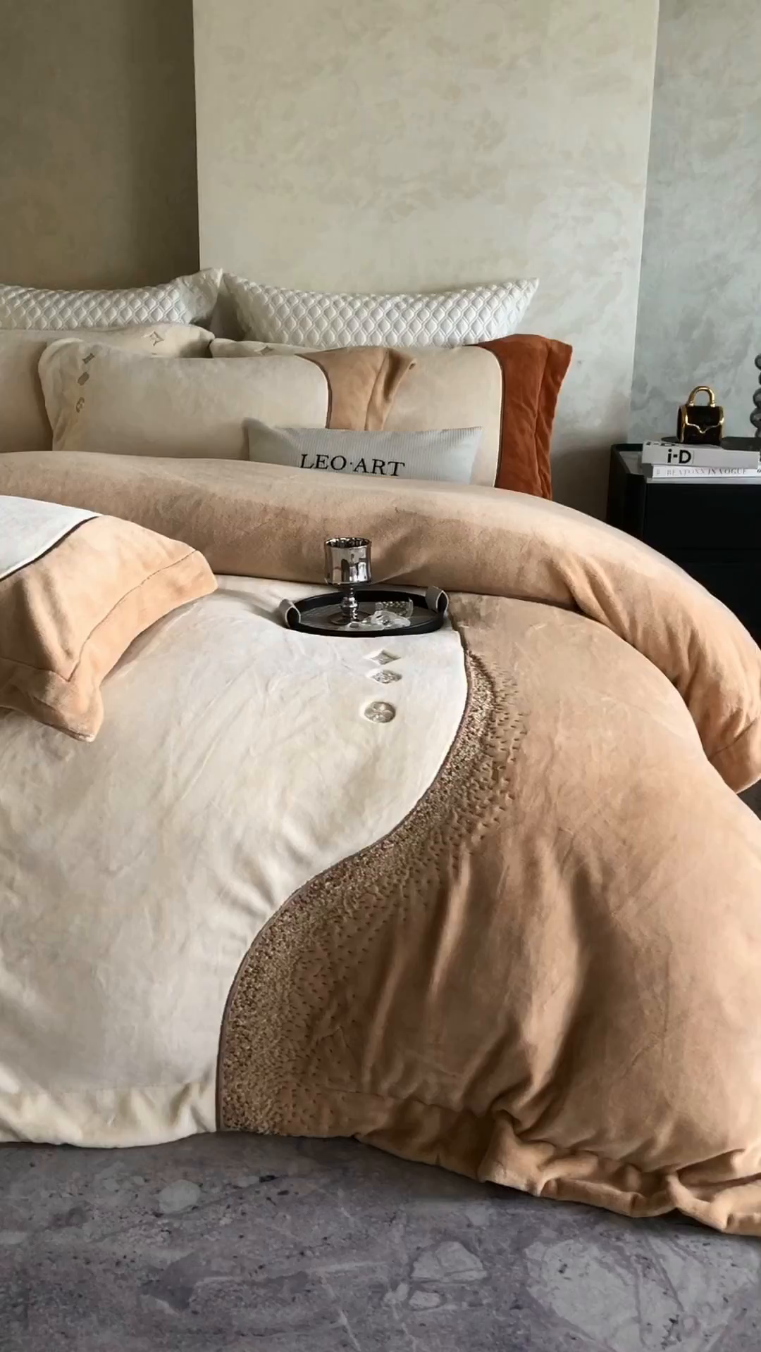 91家纺网 家纺一手货源 找家纺 涞澳家纺 2025新款牛奶绒绣花四件套（利威亚&心熠欢眠） 利威亚-卡其