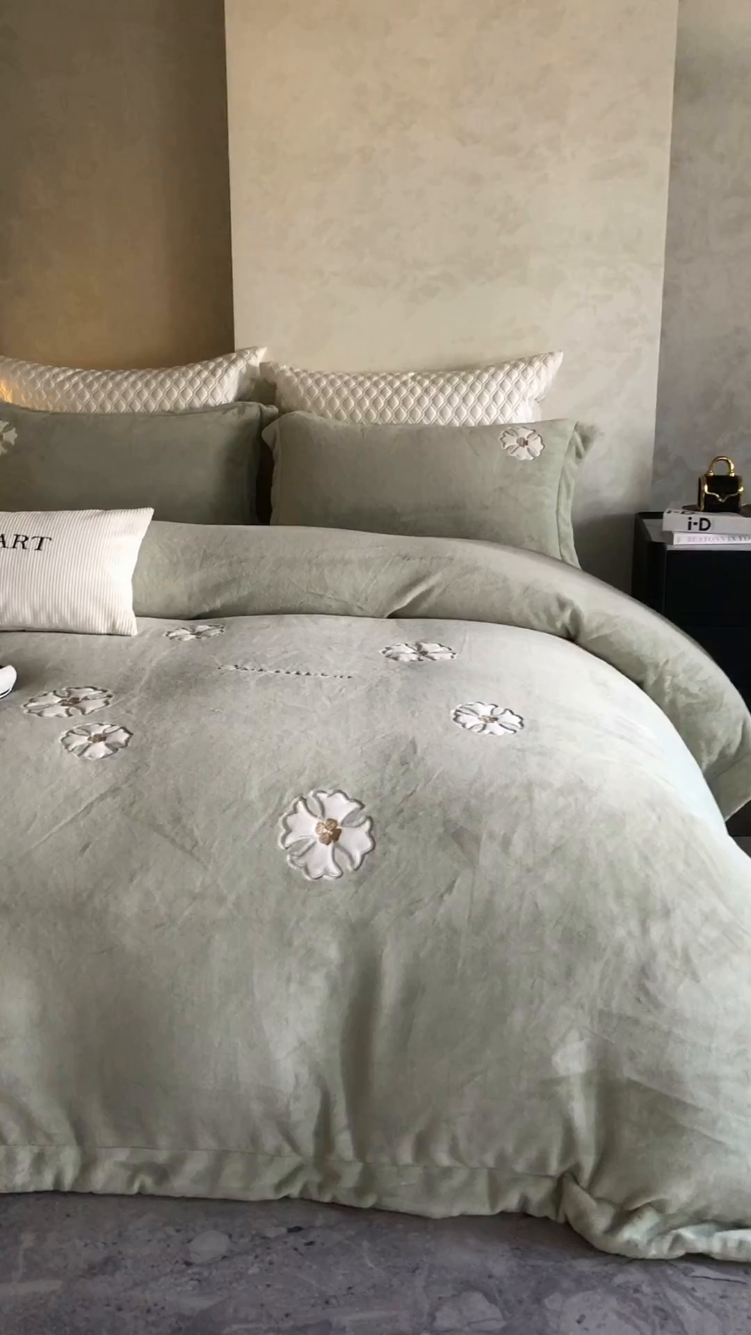 91家纺网 家纺一手货源 找家纺 涞澳家纺 2025新款牛奶绒绣花四件套（利威亚&心熠欢眠） 心熠欢眠-绿