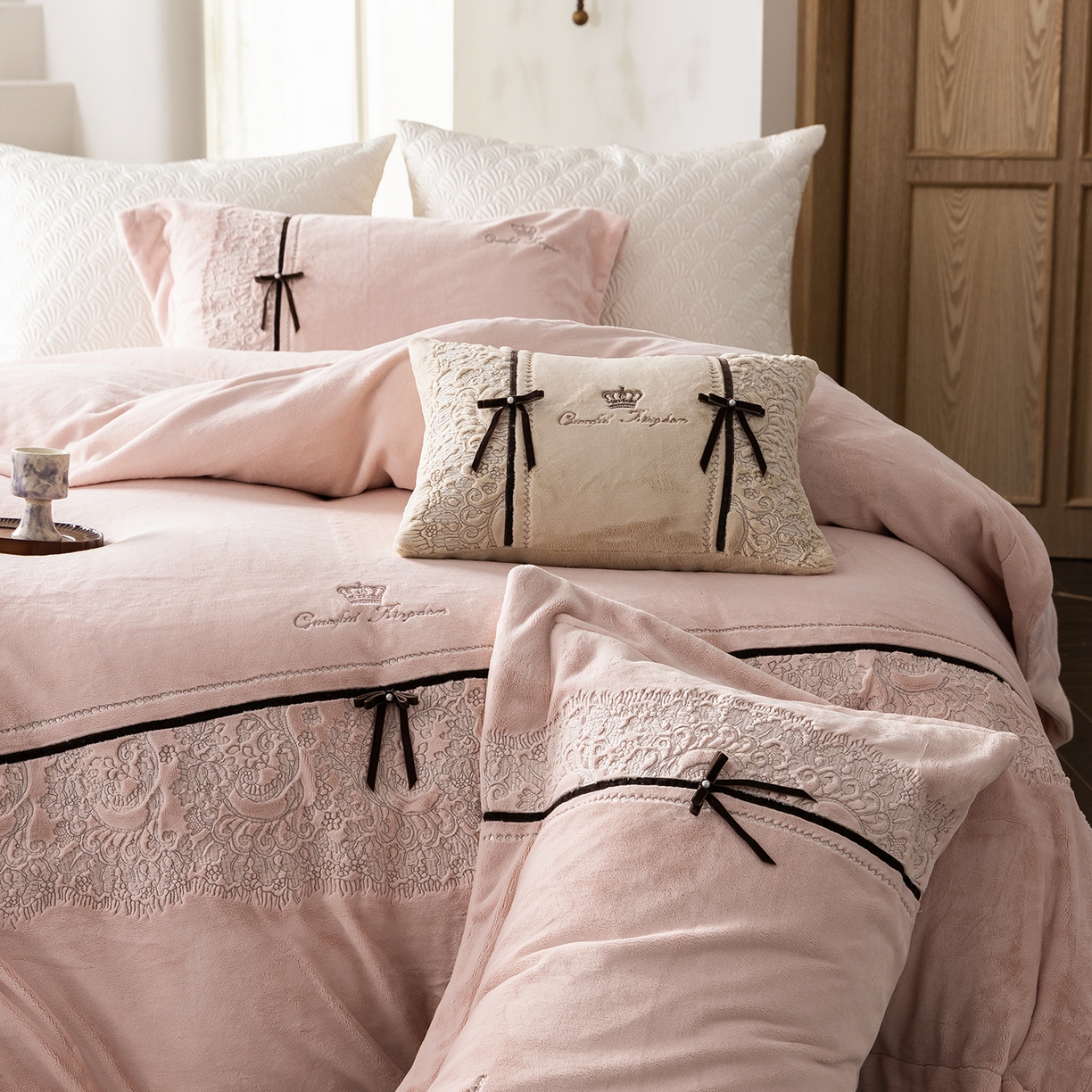 91家纺网 家纺一手货源 找家纺 涞澳家纺 2025新款牛奶绒四件套-维拉诗镜 维拉诗镜-雅灰粉