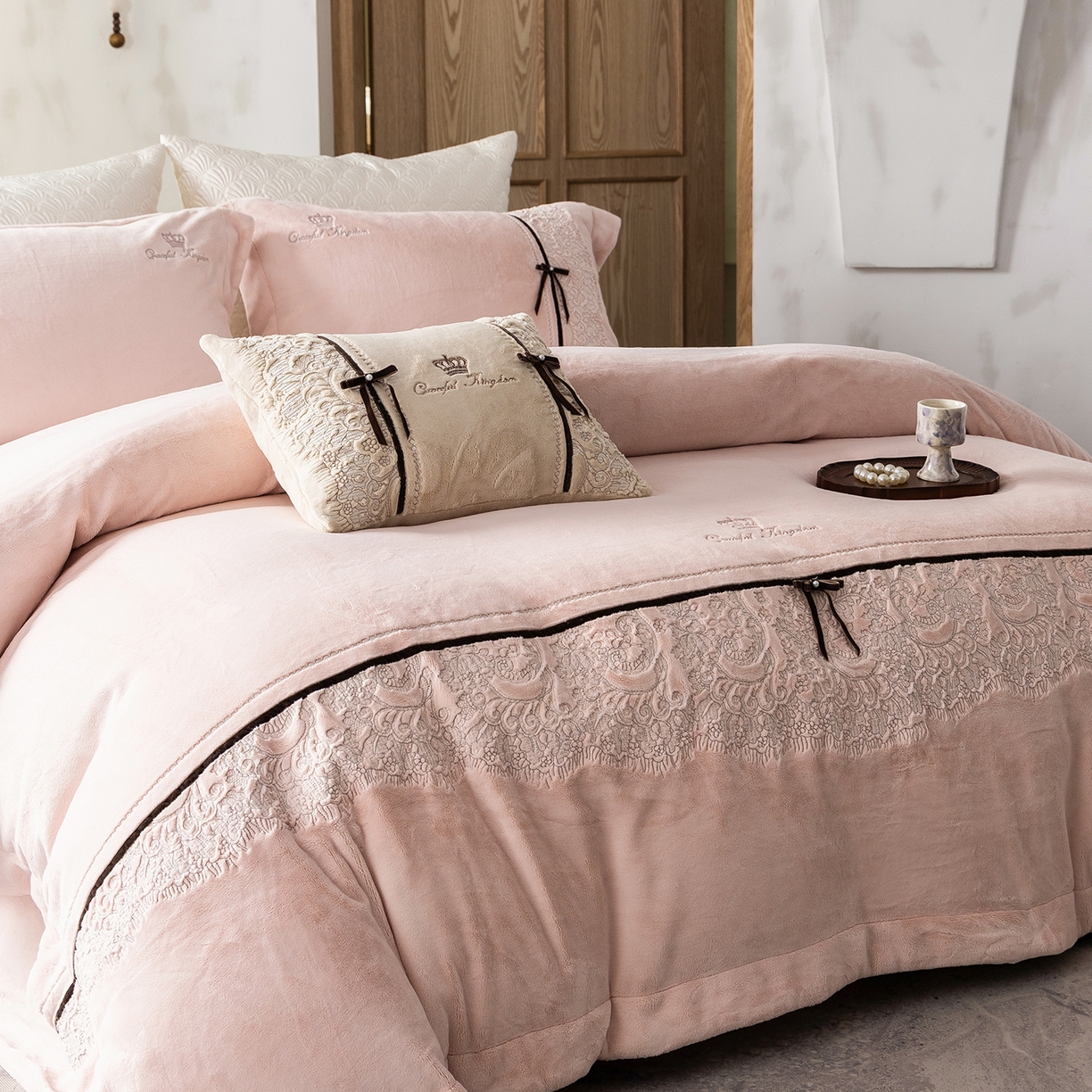 91家纺网 家纺一手货源 找家纺 涞澳家纺 2025新款牛奶绒四件套-维拉诗镜 维拉诗镜-雅灰粉