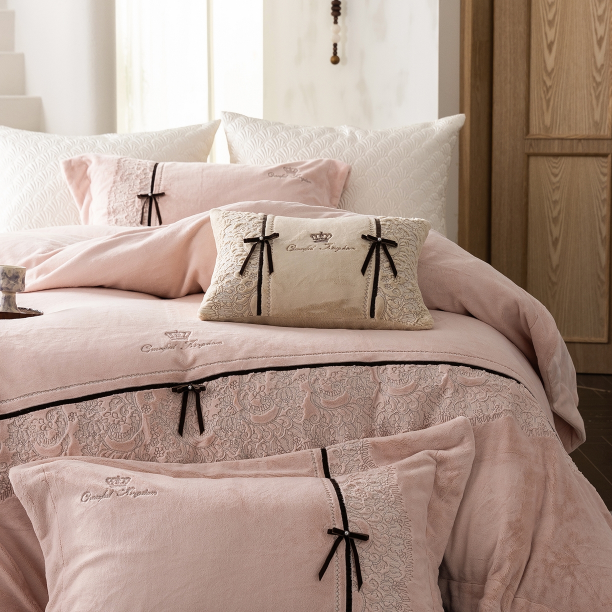 91家纺网 家纺一手货源 找家纺 涞澳家纺 2025新款牛奶绒四件套-维拉诗镜 维拉诗镜-雅灰粉